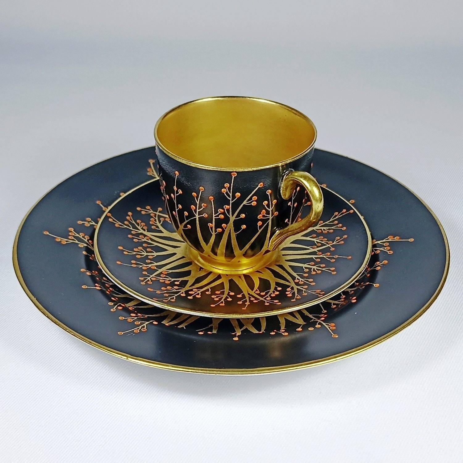 (Royal Worcester) Кофейная пара и десертная тарелка с росписью в виде золотых веточек с красными ягодами.<br>Англия, Royal Worcester, 1916 (чашка и блюдце), 1917 (десертная тарелка).