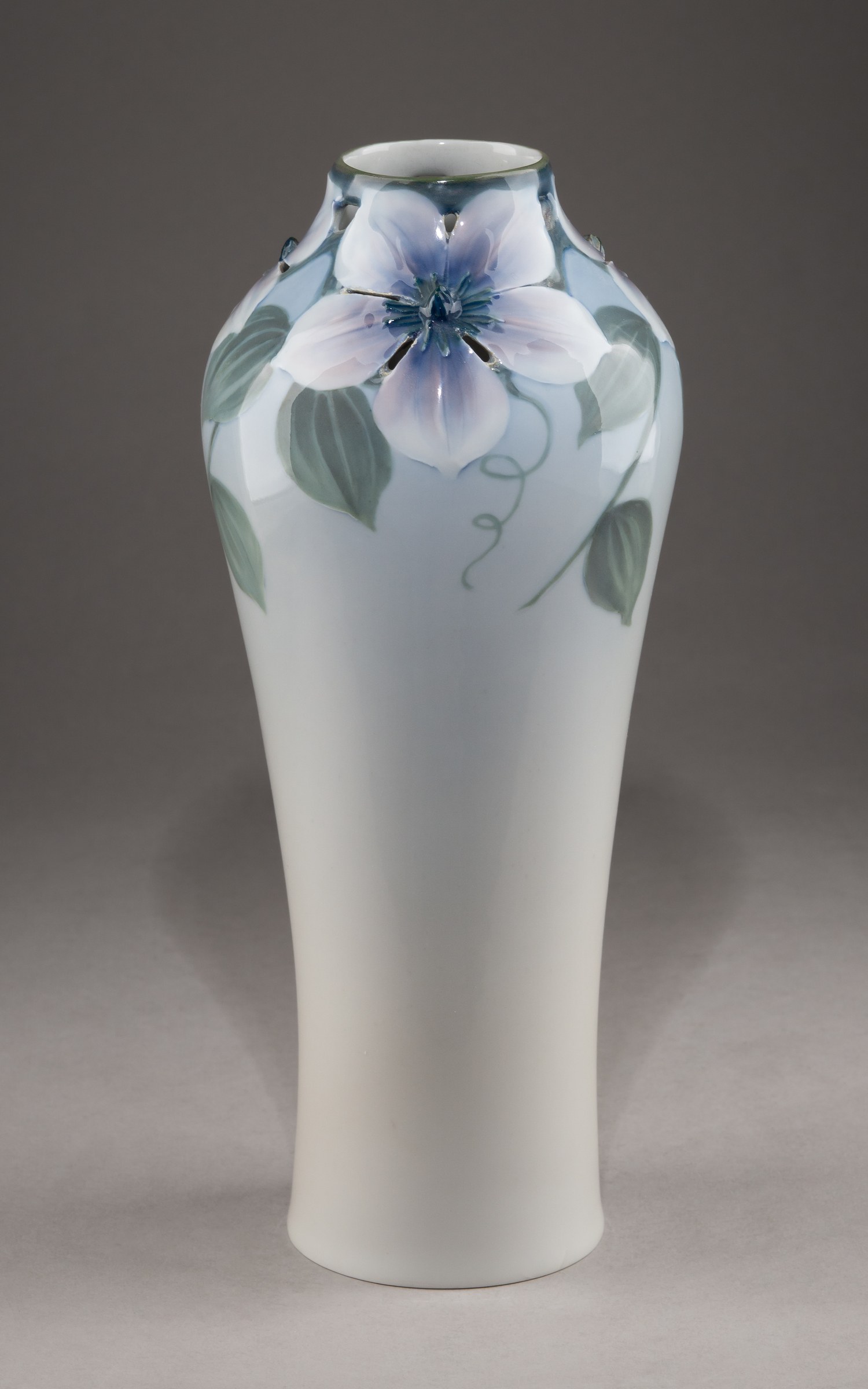 (Рестранд) Ваза с росписью в виде цветущих клематисов.
Швеция, Rörstrand, художника Astrid Ewerlöf,  формовщик Ruben Rising, 1899-1900 годы.