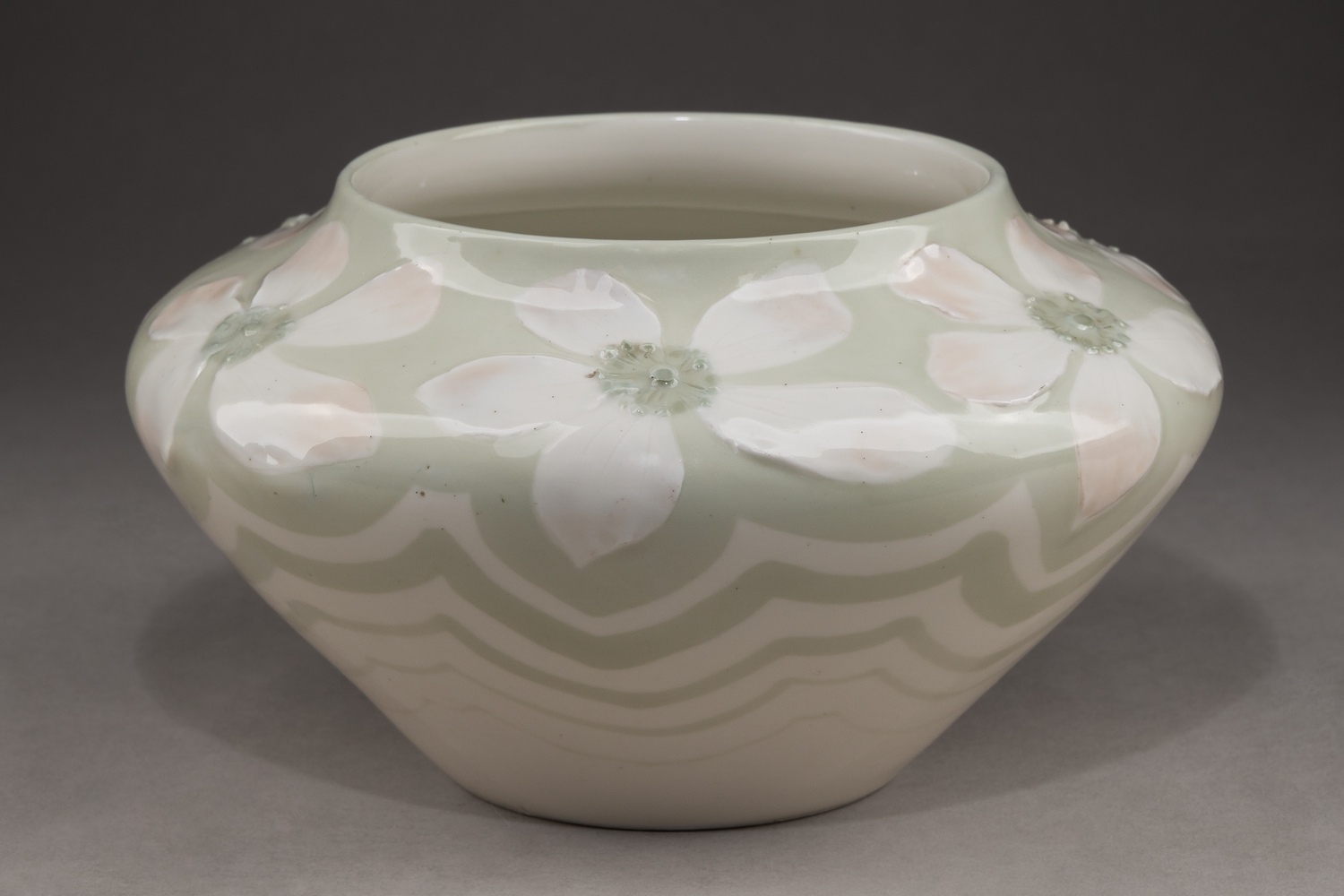 (Рестранд) Ваза с росписью в виде цветов клематиса.<br>Швеция, Rörstrand, формовщик Matheus Pettersson, 1901–1908 годы.