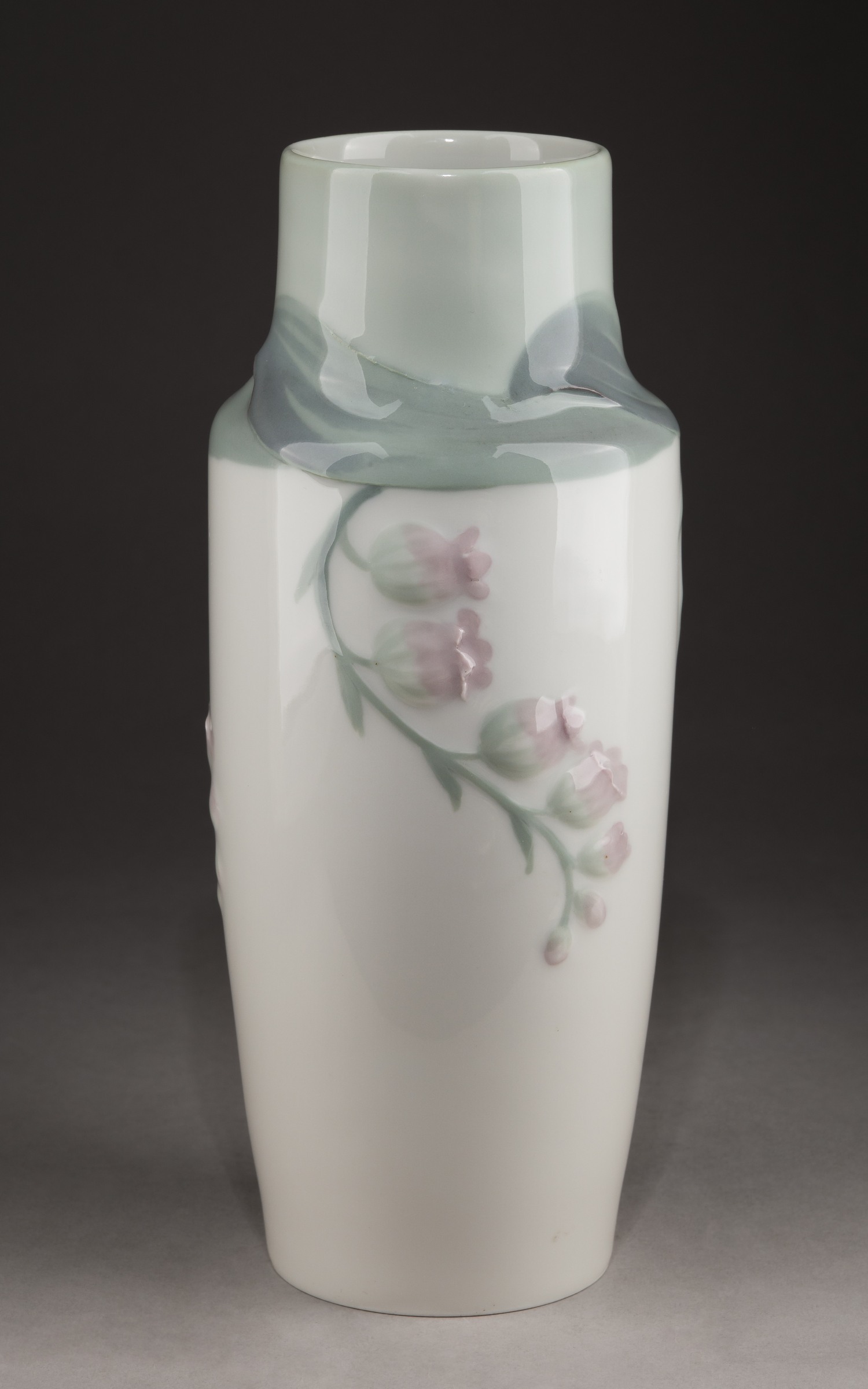 (Рестранд) Ваза с росписью в виде цветущего ландыша.<br>Швеция, Rörstrand, художник Nils Lundström ,  формовщик Ruben Rising,  1903–1906 годы.