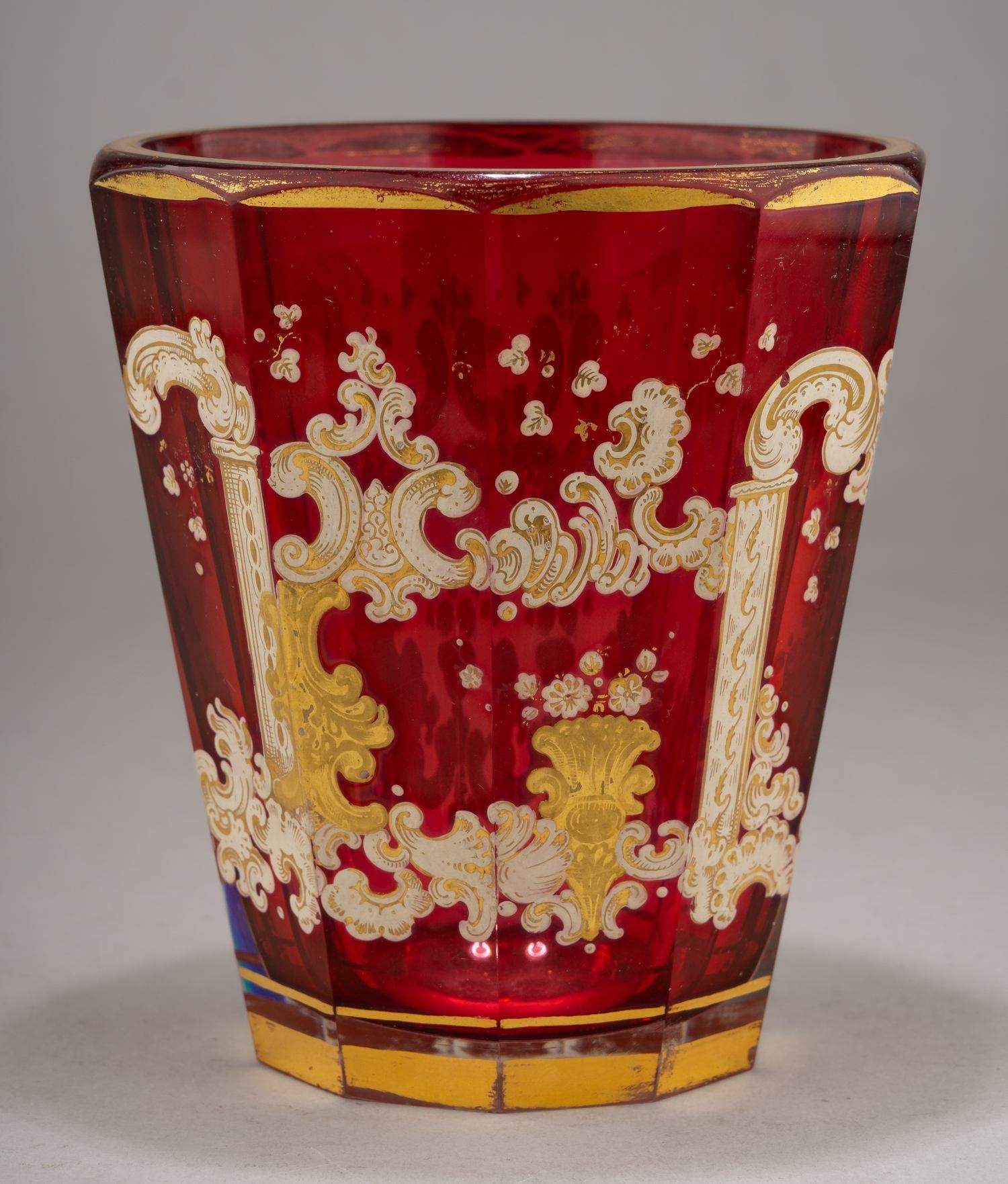 Бокал «золотой рубин» и изображением античных руин, рокайлей и вазонов. 
Россия, Гусевский завод, 1850-е годы.