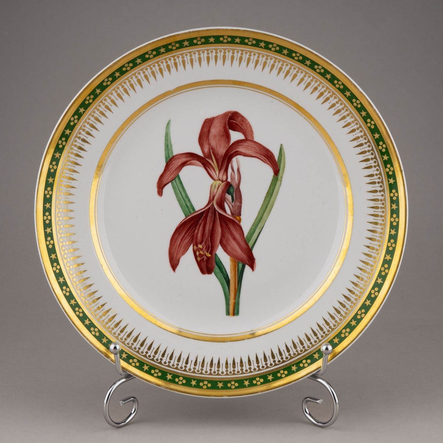 (Редкий сервиз императрицы Марии Федоровны из Елагиноостровского дворца).
Тарелка с изображением лилии из сервиза супруги Павла Первого Марии Федоровны. 
Россия, Императорский фарфоровый завод, 1810-1820-е годы.