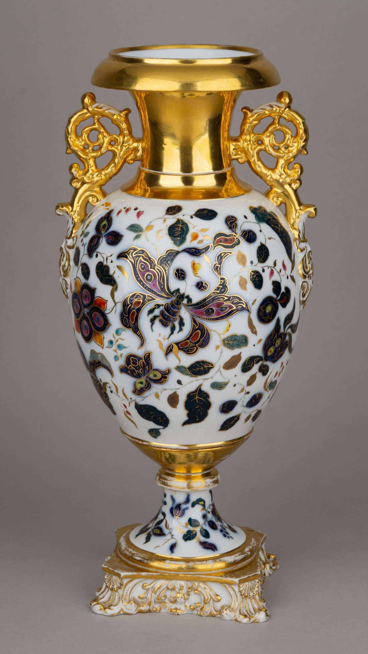 (Корниловы) Ваза с изображением фантастической птицы и жука. 
Россия, Санкт-Петербург, Завод братьев Корниловых, 1840–1861 годы.