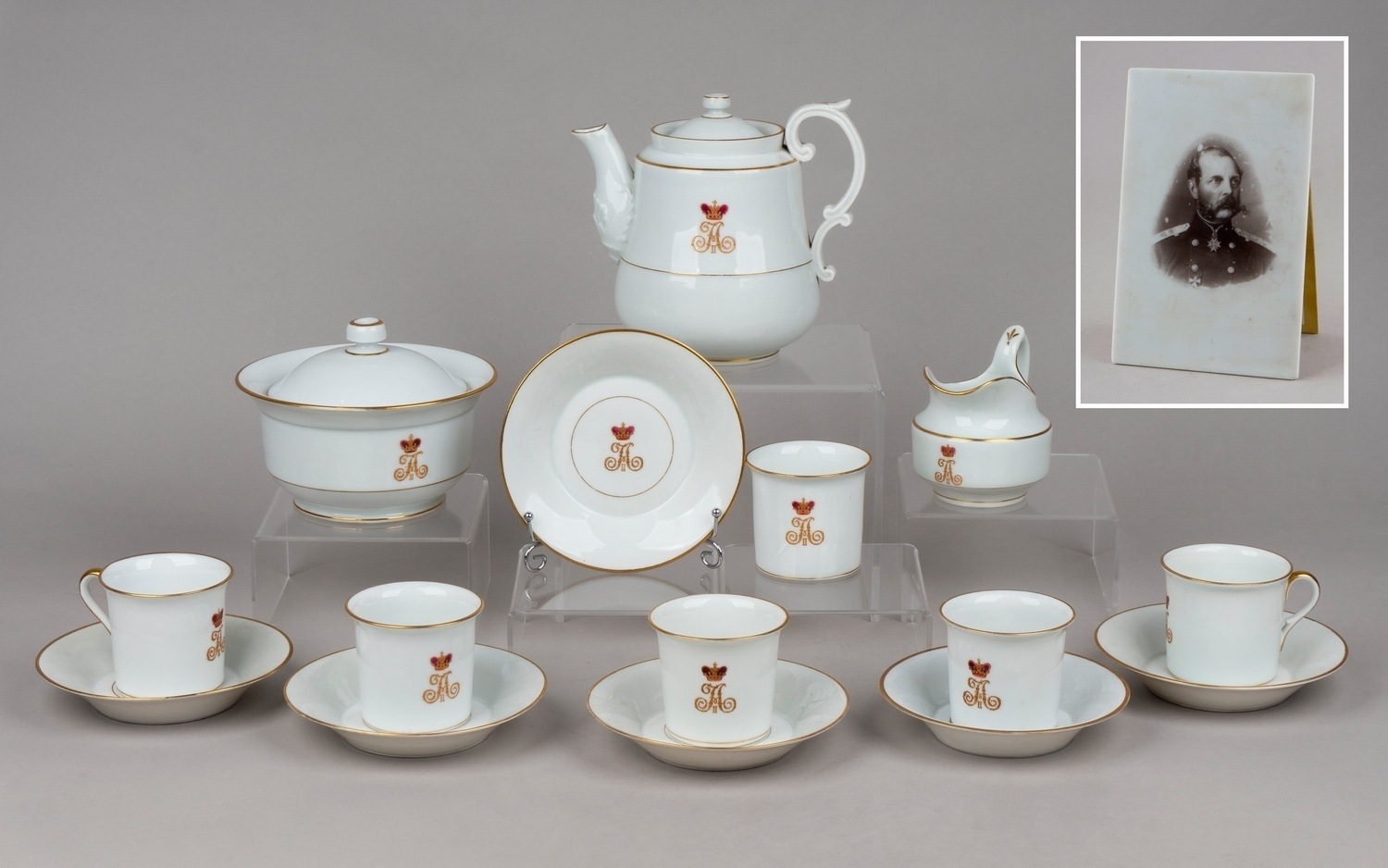 (Сервиз Александра II) Сервиз чайный  из Фермерского дворца в Петергофе с вензелем императора Александра II,  портрет императора Александра II.
Россия, Императорский фарфоровый завод, 1891–1915 годы.