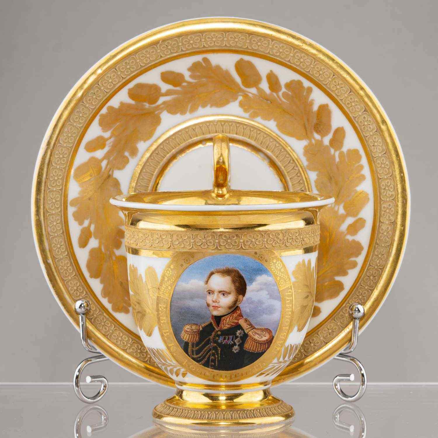 Чайная пара с портретом Великого князя Константина Павловича. Россия, Завод Ф.Я. Гарднера, 1810-е – конец 1820-х.