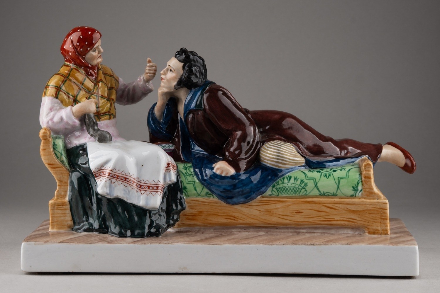 (В Эрмитаже) Скульптура «А.С. Пушкин с няней Ариной Родионовной». <br>СССР, Ленинградский фарфоровый завод , автор модели – Я.А. Троупянский, автор росписи – Е.Н. Лупанова, 1949.