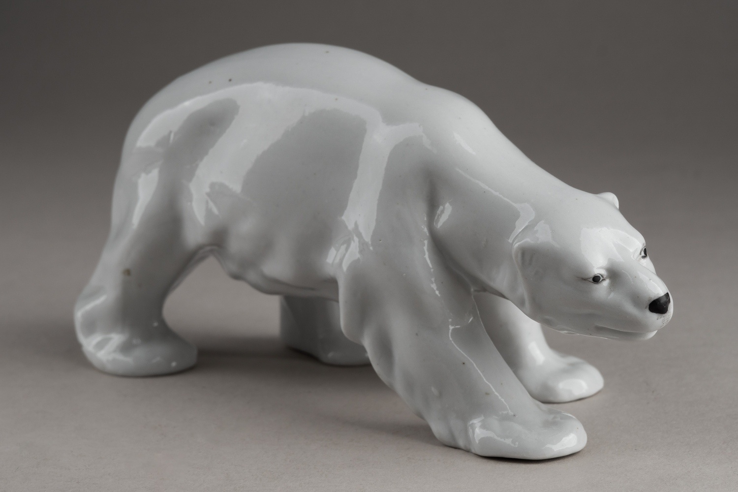 (Блохин) Скульптура «Медведь белый идущий». 
СССР, Ленинградский фарфоровый завод, В.И. Блохин. Конец 1930-х – начало 1940-х.