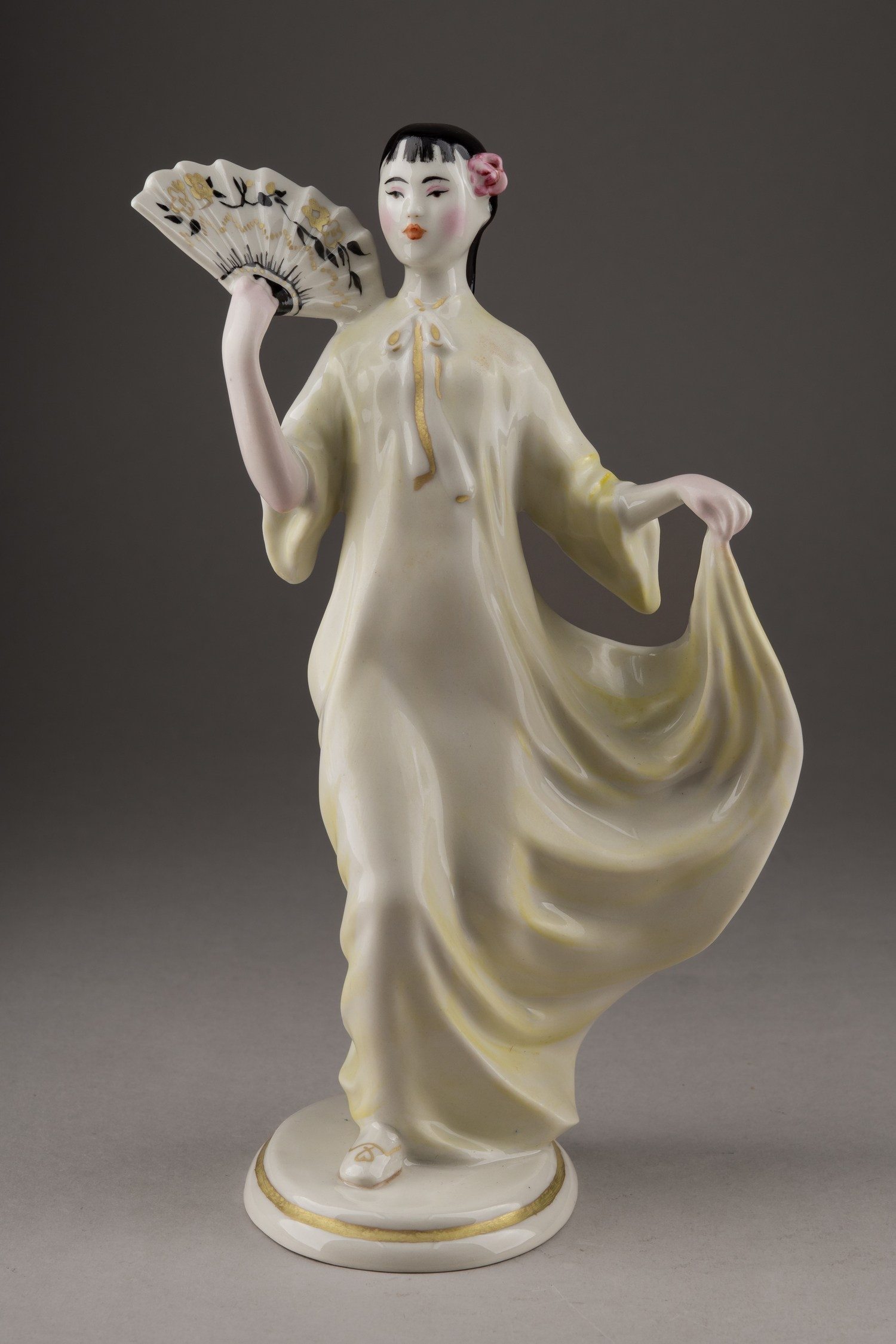 Скульптура «Кореянка с веером».
СССР, Ленинградский фарфоровый завод, Г.И. Столбова. 1950-е годы.