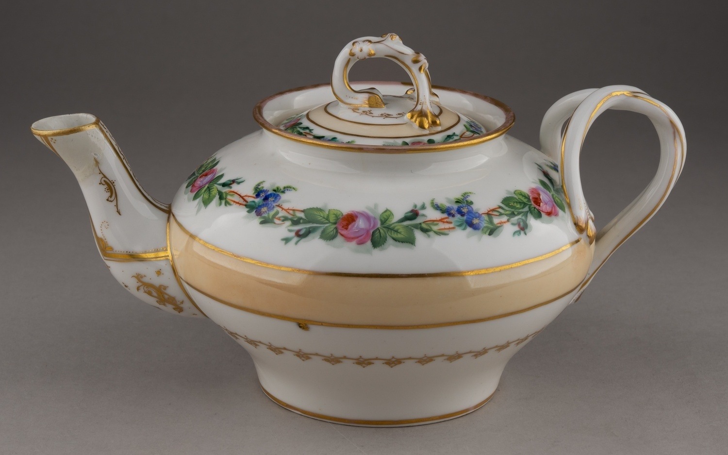 (Попов) Чайник  с росписью «Цветочные  гирлянды». Россия, Завод А.Г. Попова, 1840-х–1850-е годы.