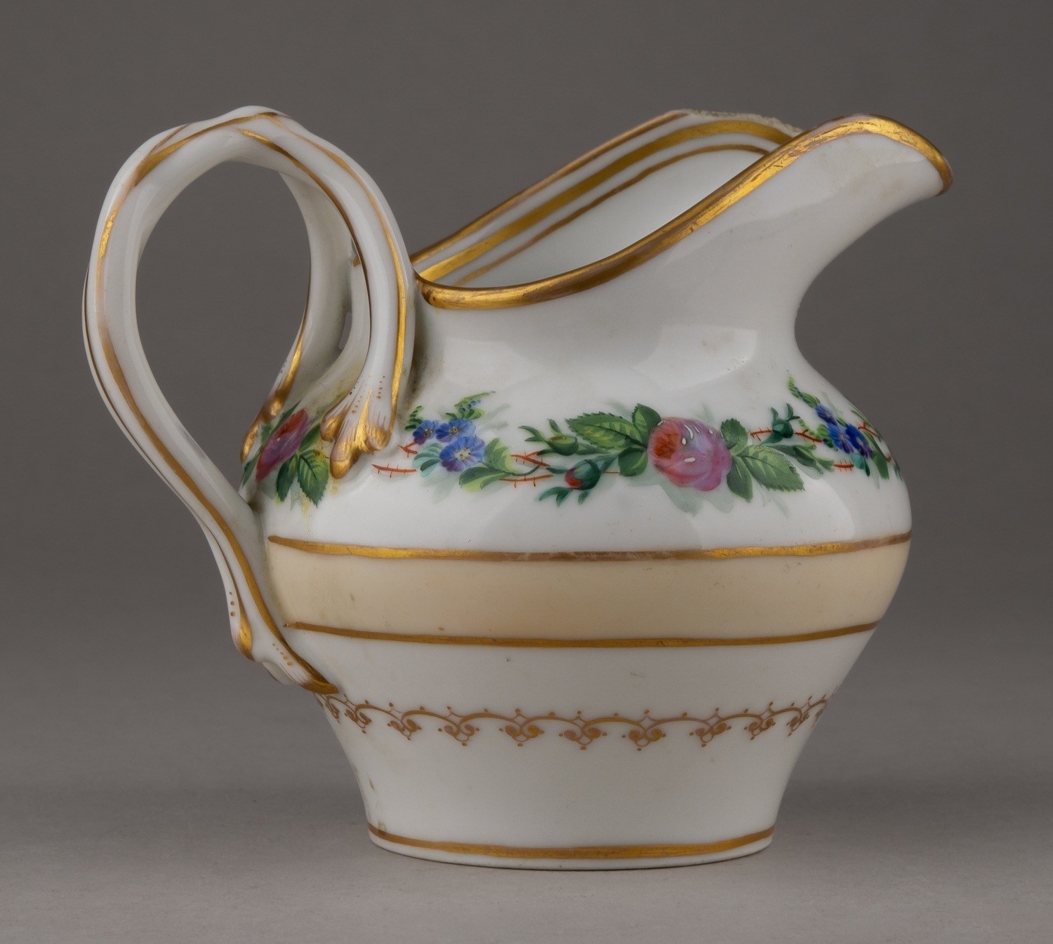 (Попов) Молочник с росписью «Цветочные  гирлянды». Россия, Завод А.Г. Попова, 1840-х–1850-е годы.