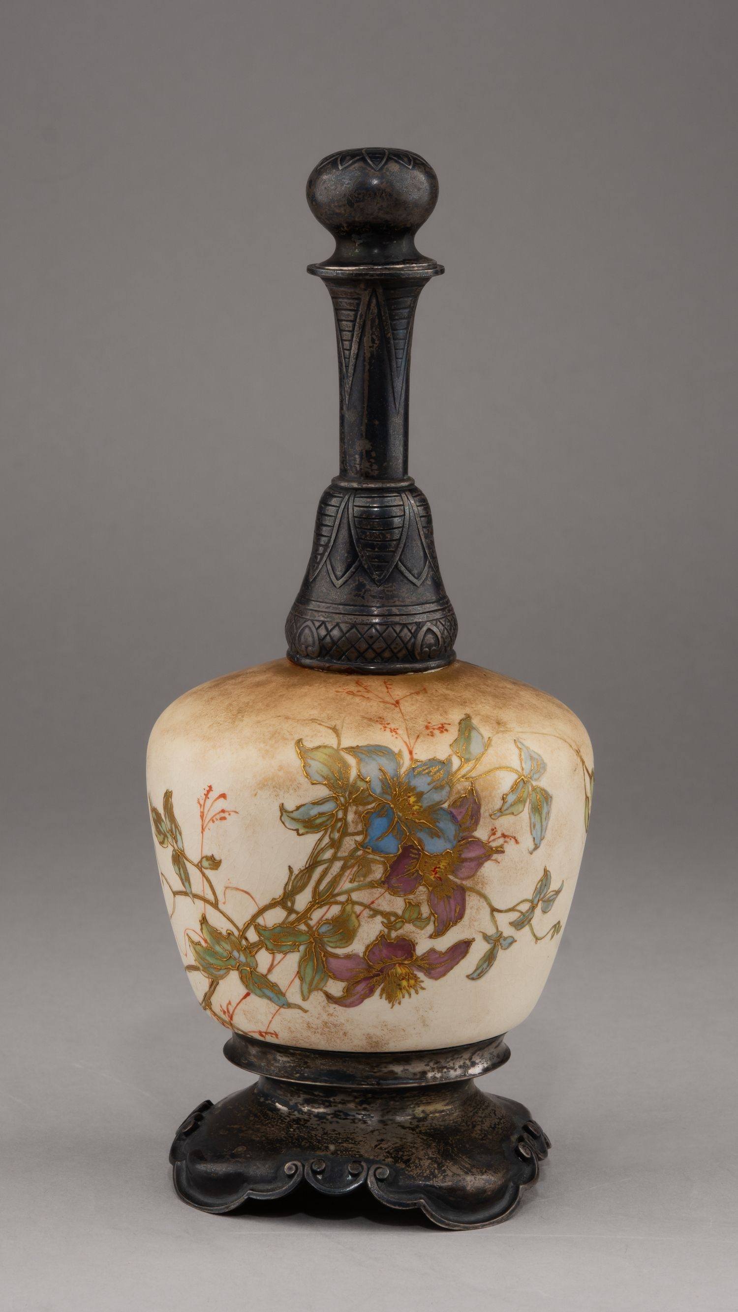 Керамический флакон в стиле «Blush Ivory» в серебряной оправе.
Россия, Москва, Фирма Поставщика Высочайшего двора В.А. Болина, мастер-монограммист «KL»; Англия, Ройал Далтон, 1880-е годы.