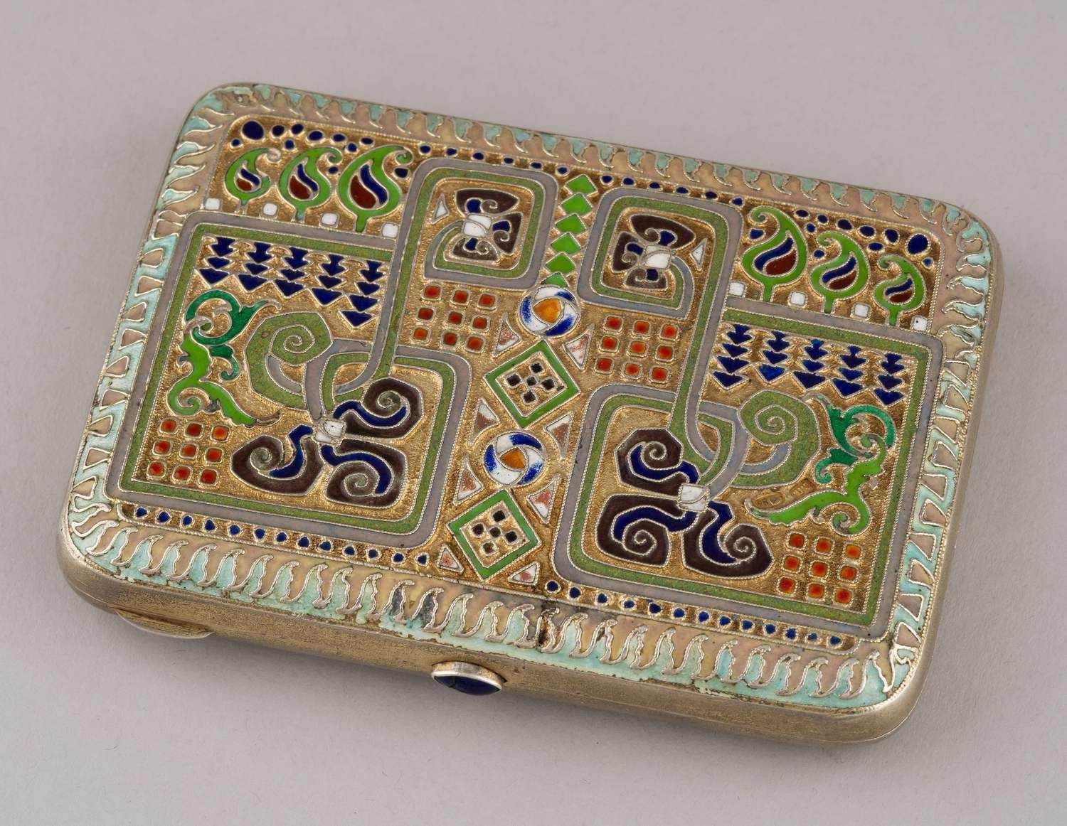 Портсигар с эмалями по скани с абстрактным изображением леса. Россия, Москва, мастер-монограммист «С.П.», 1908-1917 годы.