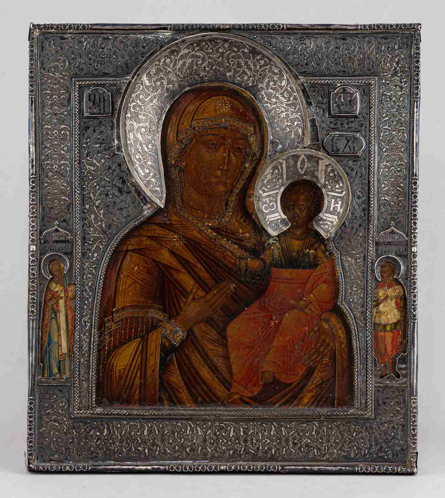 Икона «Богоматерь Смоленская» с двумя святыми и в серебряном окладе.
Россия, Кострома, мастер – Серебреников И.С., 1786.