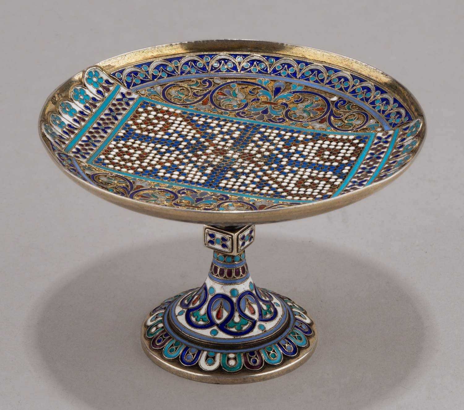 Вазочка-тацца с полихромной эмалью. Россия, Москва, фабрика А.И. Кузьмичева, 1880-е годы.