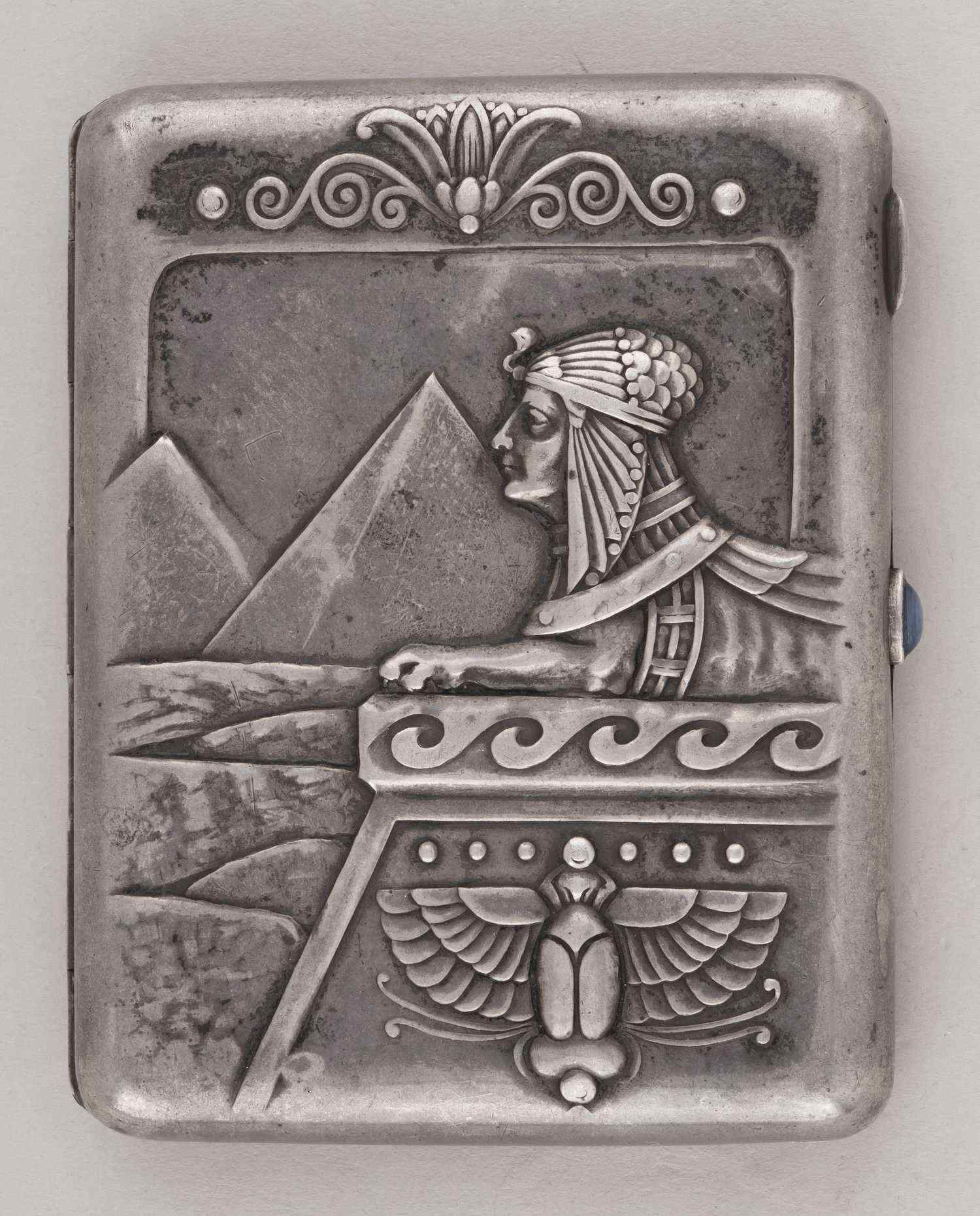 Портсигар с изображением сфинкса и скарабея. 
Россия, Москва, мастер-монограммист «НХ», 1908–1917-е годы.