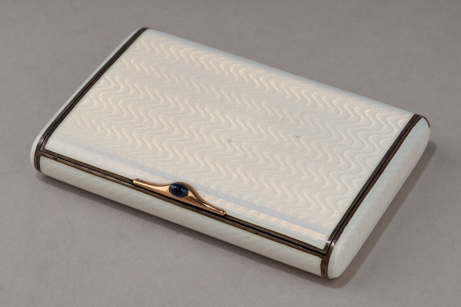 Портсигар с жемчужной  гильошированной эмалью.
Россия, Санкт-Петербург, Третья Санкт-Петербургская художественная артель ювелиров, 1914–1918 годы.