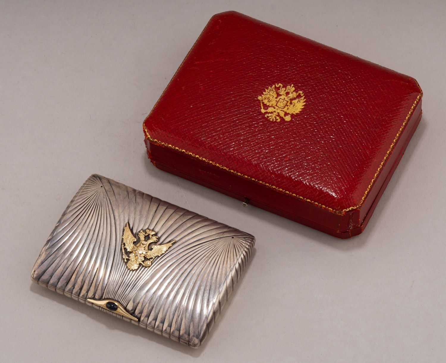 (Тилландер. Брагин) Портсигар с накладкой в виде двуглавого орла. В футляре для «кабинетских» подарков фирмы Тилландер.
Россия, Санкт-Петербург, фирма А.А.Тилландер,  мастерская по производству серебрянно-чеканных изделий А.С. Брагина, 1908–1911 годы.