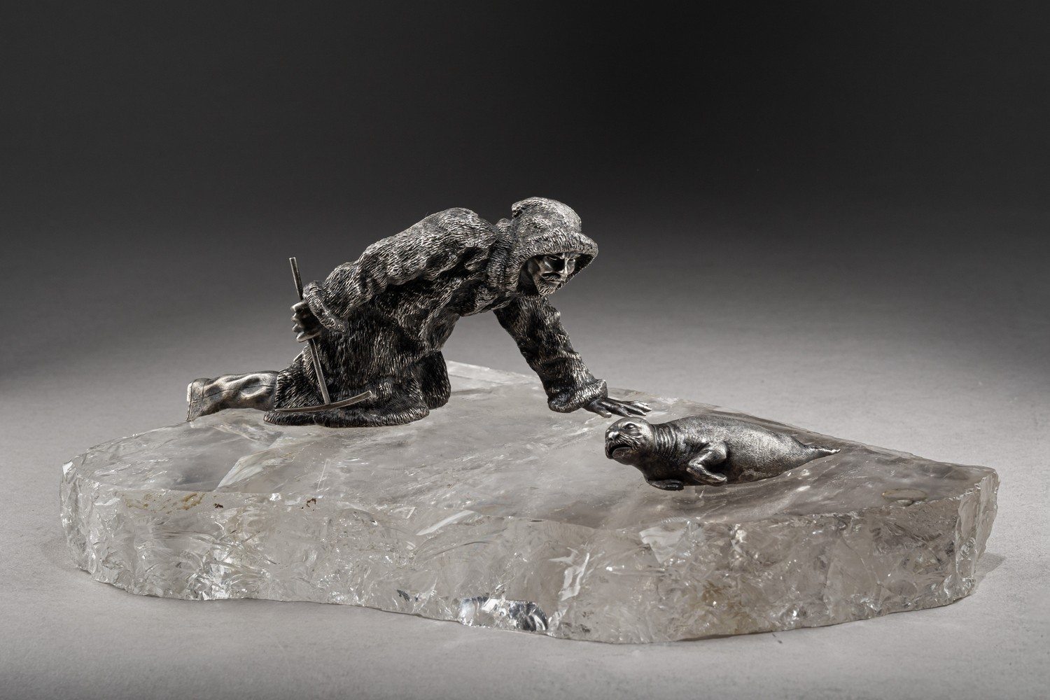 (Грачевы) Скульптура с фигурами охотника и нерпы.
Россия, Санкт-Петербург, Поставщик Высочайшего Двора фирма «Братья Грачевы», 1908–1918 годы.