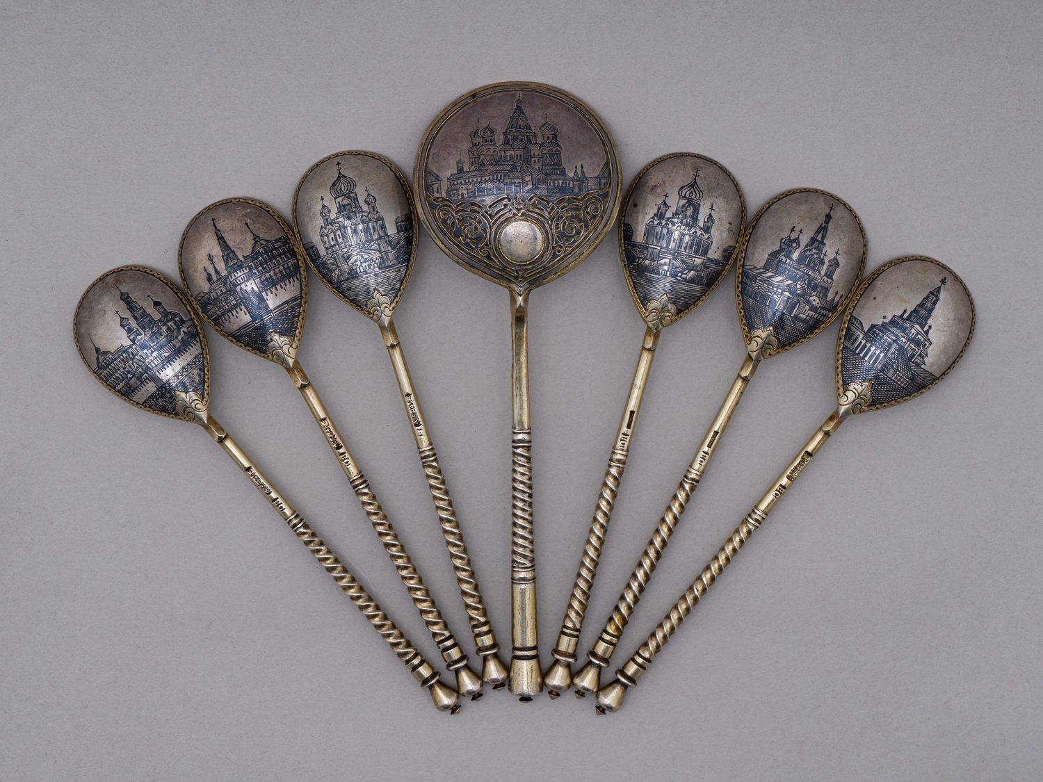 (Семенов В.) Ложка для варенья и шесть чайных ложек с изображением памятников архитектуры Кремля и  Москвы.
Россия, Москва, мастерская Мишуковой П.А.; мастер Семенов В.С., 1875, 1888.