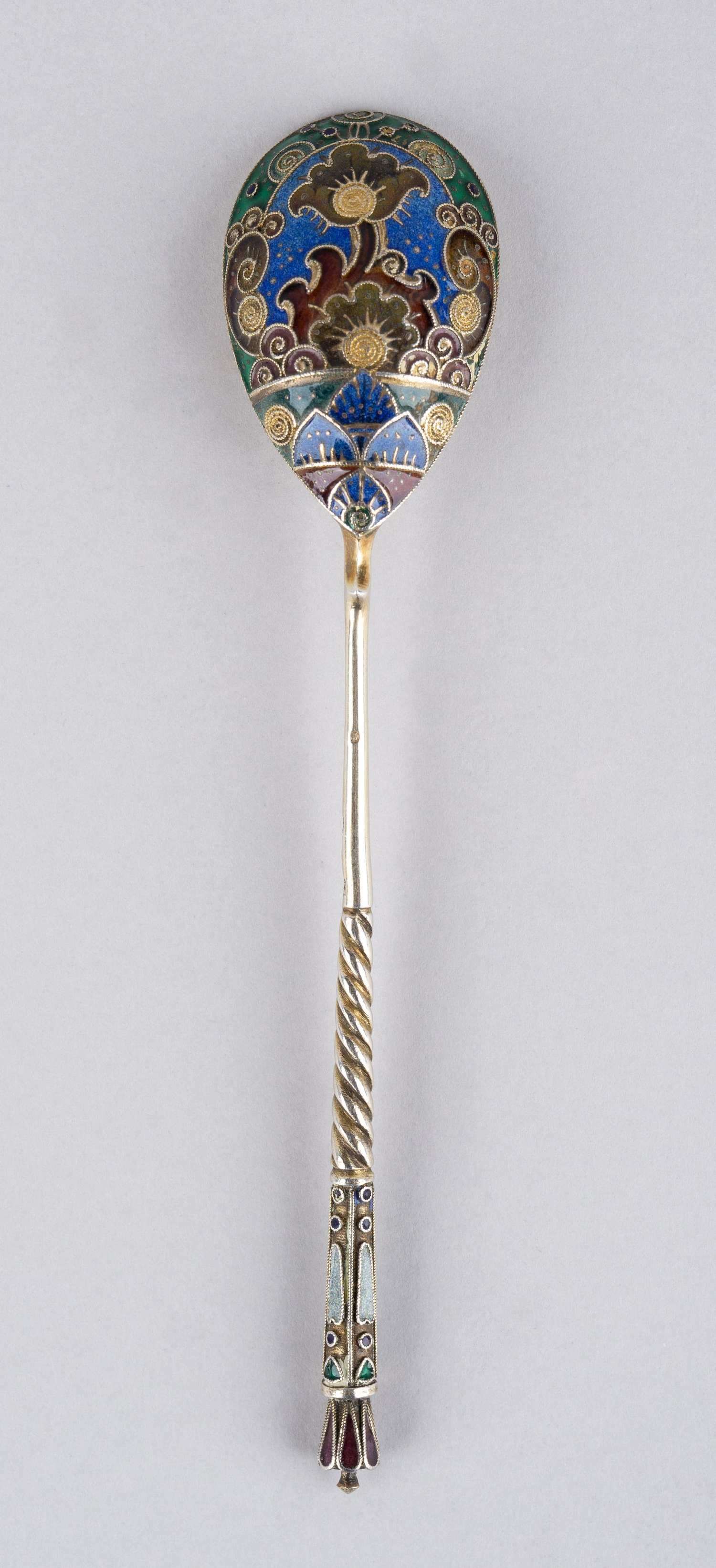 (Фаберже) Ложка в стиле модерн с эмалью.
Россия, Москва, фирма Поставщика Высочайшего Двора К. Фаберже, 1908-1917 годы.