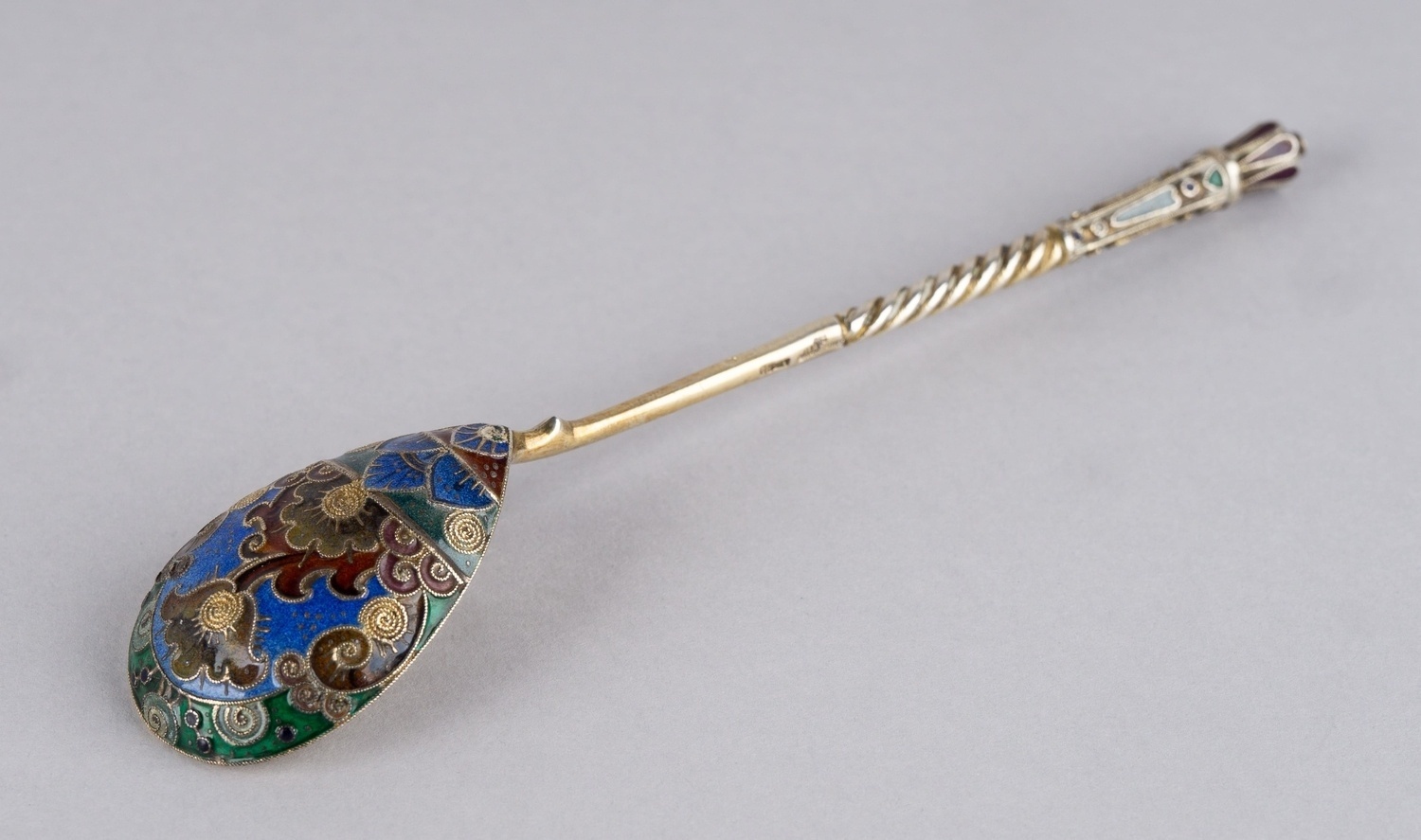 (Фаберже) Ложка  в стиле модерн с эмалью.
Россия,  Москва, фирма Поставщика Высочайшего Двора К. Фаберже, 1908-1917 годы.