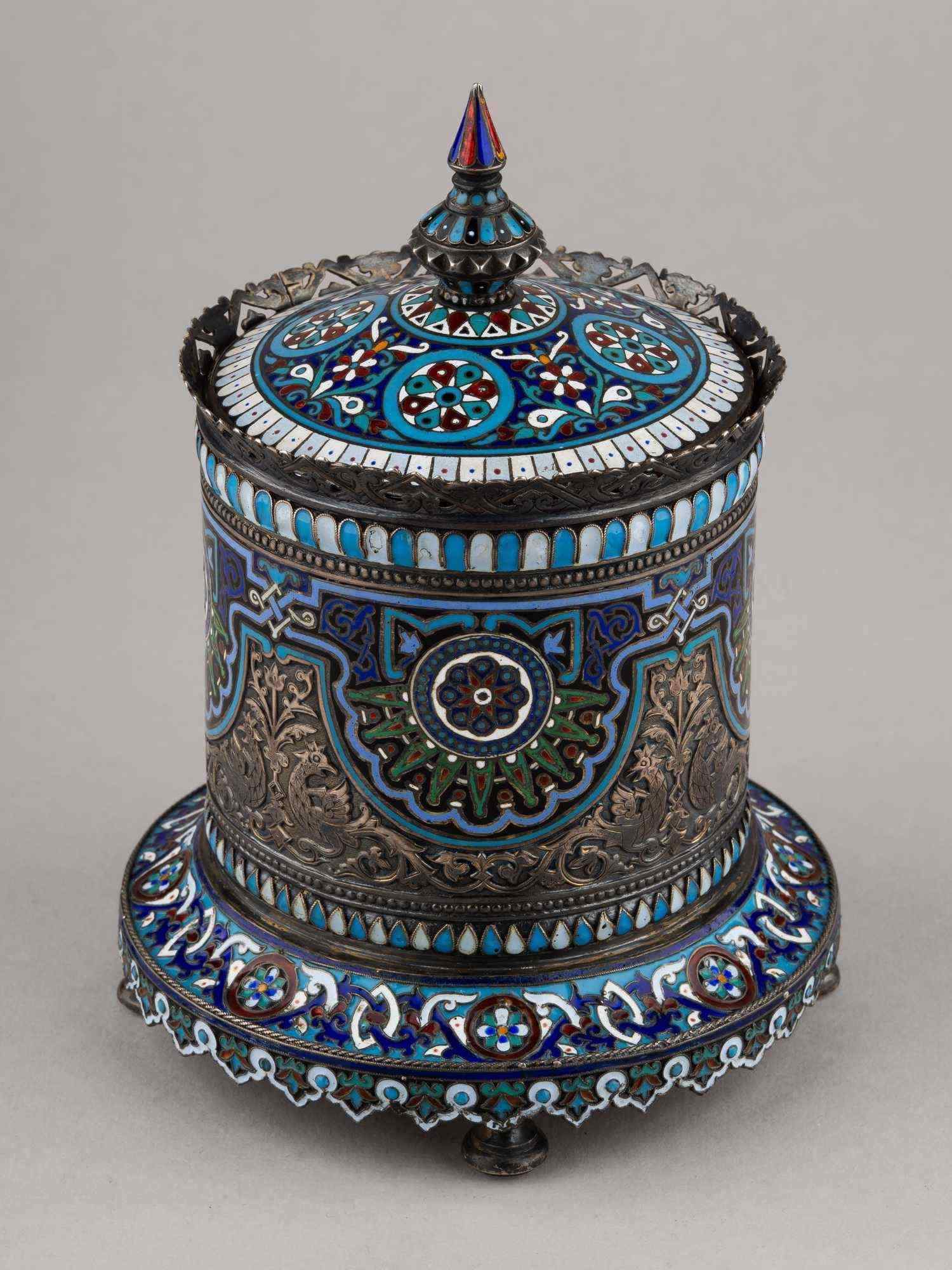 (А.Овчинников) Шкатулка эмалевая в русском стиле с изображеним петухов.
Россия, Москва, фирма А. и Ф. Овчинниковых, 1882.