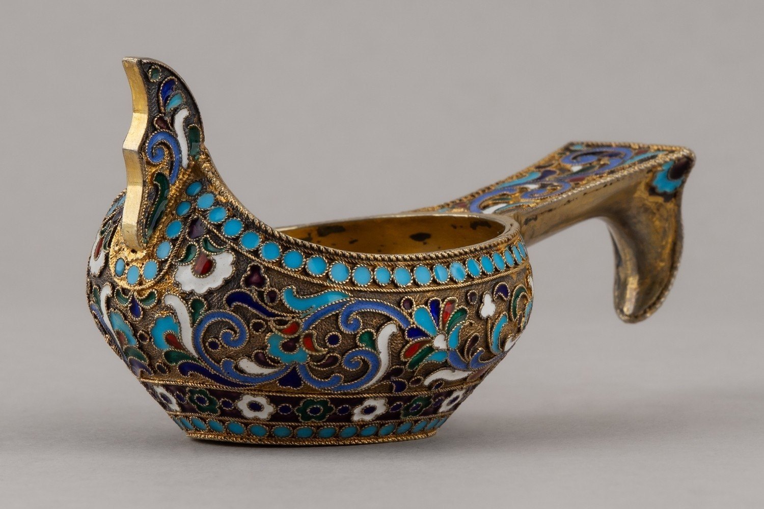 (Зверев) Ковш с эмалью по скани. 
Россия, Москва, мастер – Н.Н. Зверев, 1908–1914 годы.