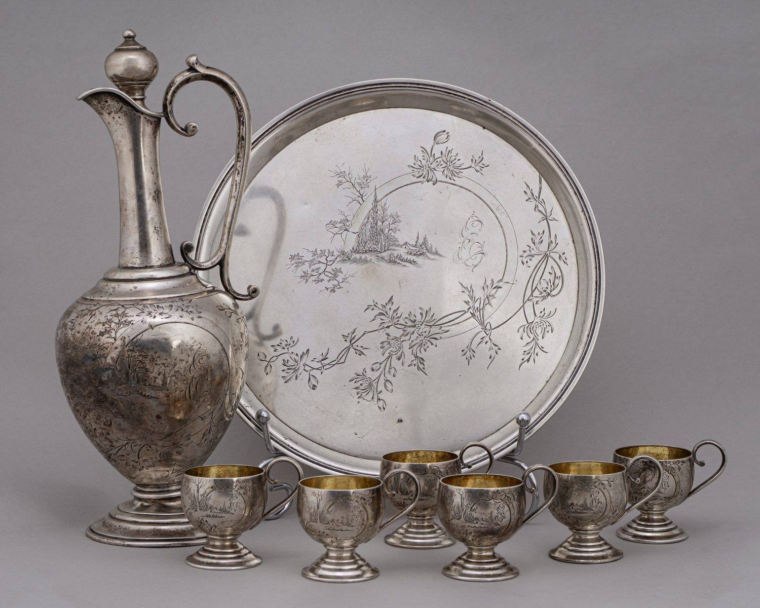 Графин и шесть чарок на подносе.
Россия, Москва, мастер – Американцев П.Д., 1908.