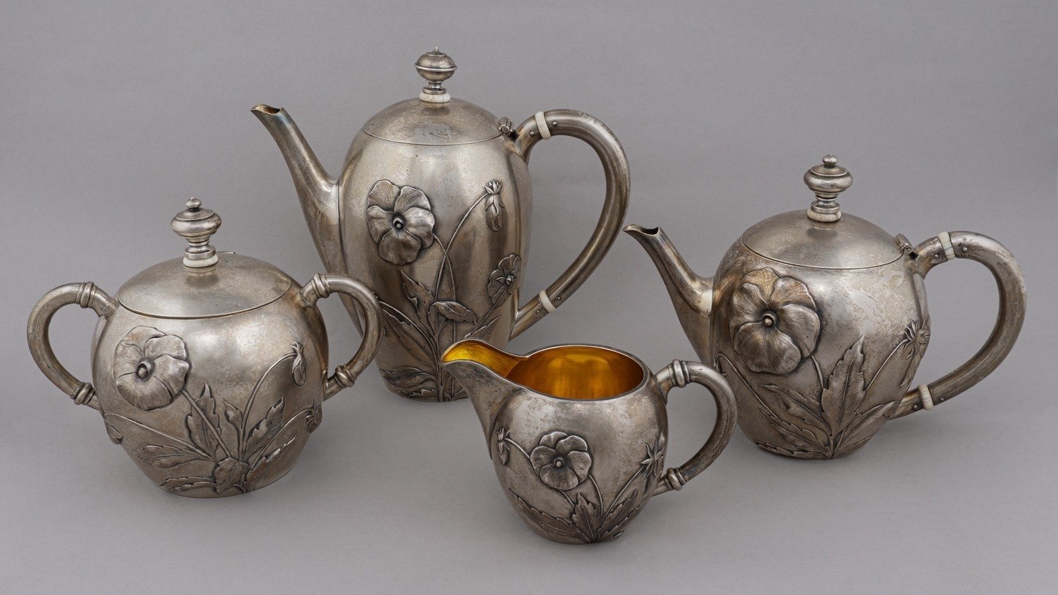 (Грачевы) Чайно-кофейный сервиз «Анютины глазки». 
Россия, Санкт-Петербург, фирма Поставщиков Двора братьев Грачевых, 1899–1908 годы.