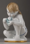 (Не тиражная. Авторская роспись Е. Лупановой) Скульптура «Юный скульптор». Россия, Ленинградский фарфоровый завод, авторская роспись Е. Лупановой, автор модели  Столбова Г.С., 1949.