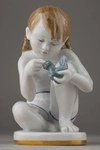 (Не тиражная. Авторская роспись Е. Лупановой) Скульптура «Юный скульптор». Россия, Ленинградский фарфоровый завод, авторская роспись Е. Лупановой, автор модели  Столбова Г.С., 1949.