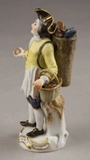 (Мейсен. П. Райнике) Скульптура «Торговец устрицами» (из серии «Cris de Paris»). Германия, Мейсенская фарфоровая мануфактура, по модели П. Райнике, середина XX века.