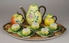 (Редкость. Гарднер) Сервиз кофейный в стиле «тромплей» «Яблоки и груши» на подносе.
Россия, фабрики Ф.Я. Гарднера, М.С. Кузнецова, 1870-1917-е годы.