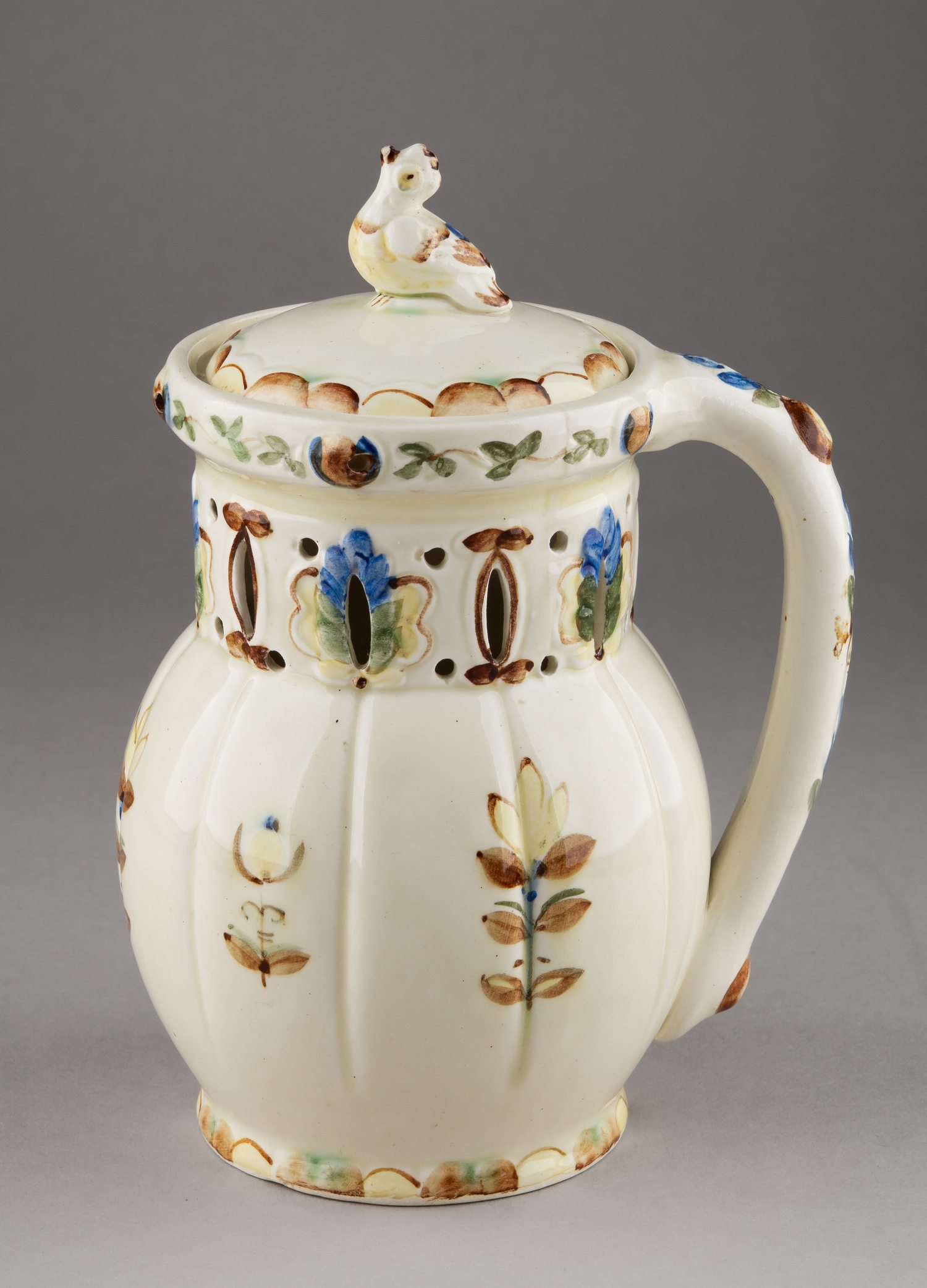 Кружка-шутиха «Напейся, не облейся».
СССР, Конаковский фаянсовый завод им. М.И. Калинина, автор росписи - В.Г. Филянская, 1958.