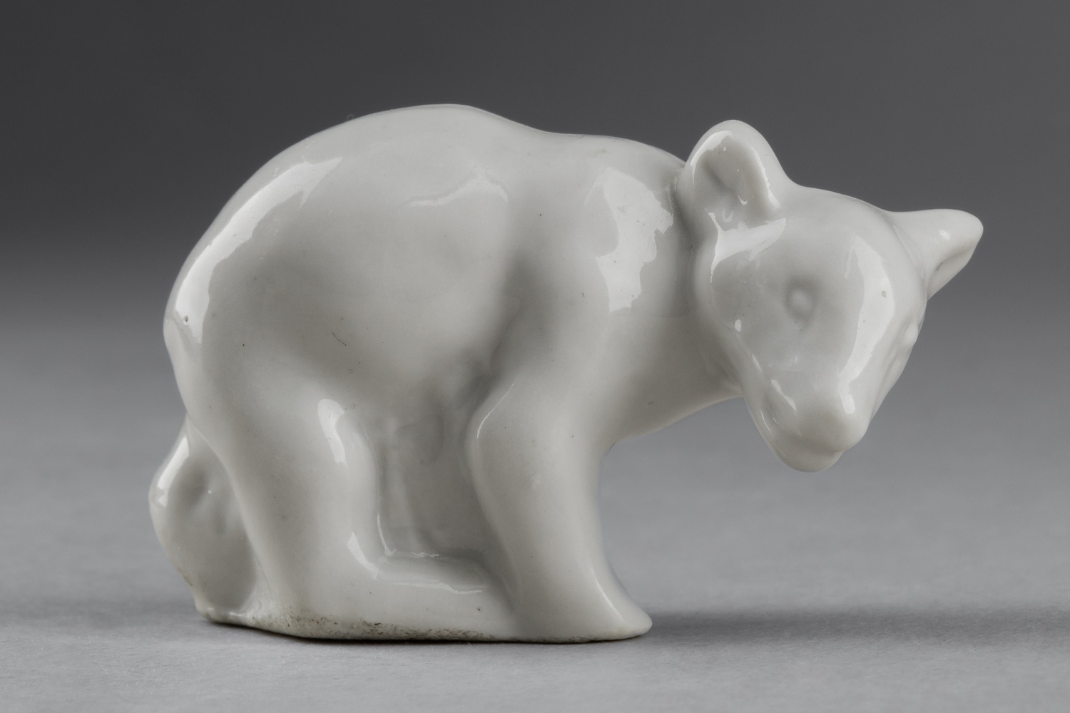 ЛФЗ. Кучкина) Скульптура «Медвежонок». 
СССР, Ленинградский фарфоровый завод, скульптор Т.С. Кучкина, 1936–1945 годы.