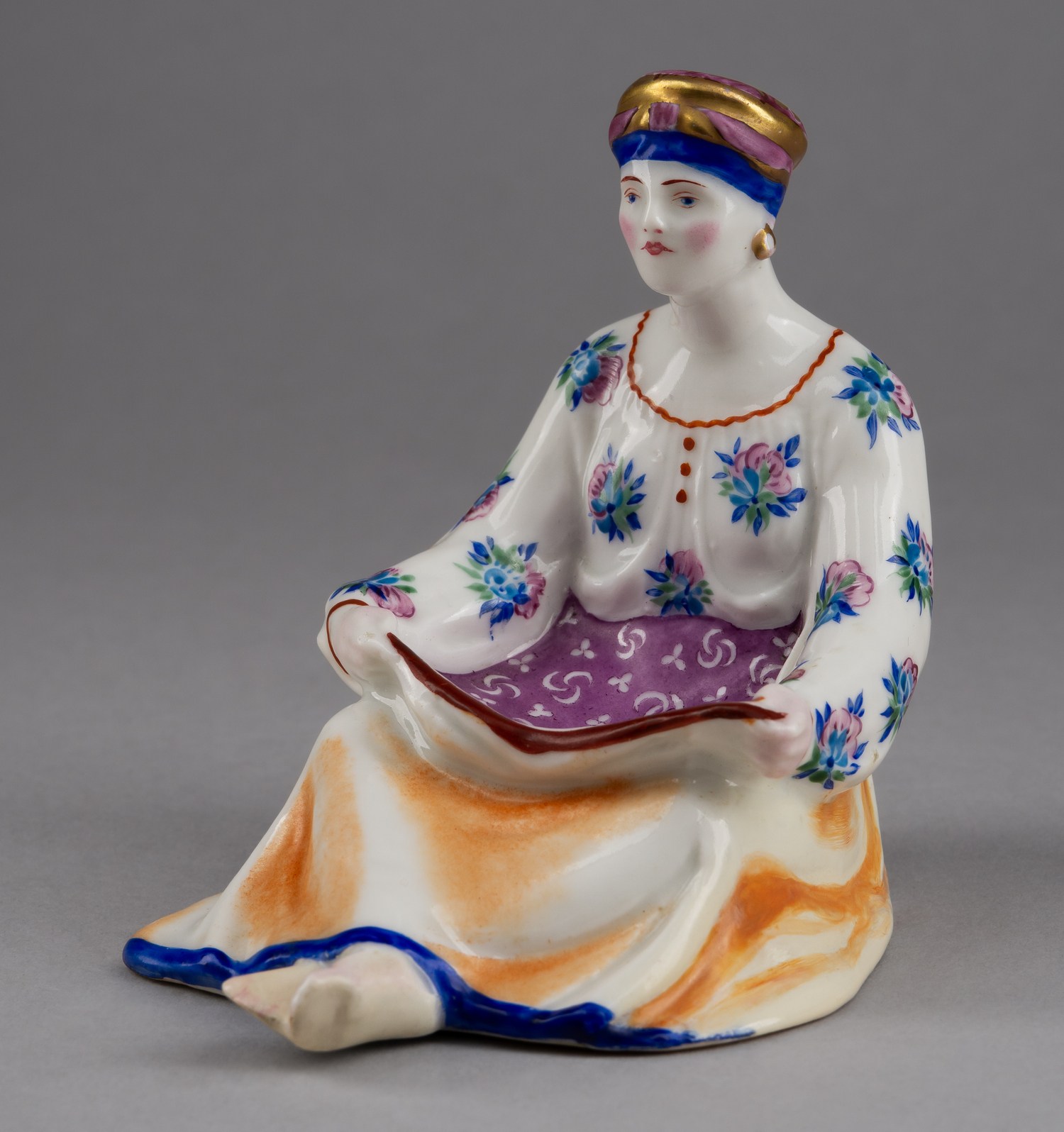 (Данько) Пепельница «Крестьянка в переднике». 
СССР, Ленинградский фарфоровый завод, автор Н.Я. Данько, роспись Е. Кубарской. 1929.