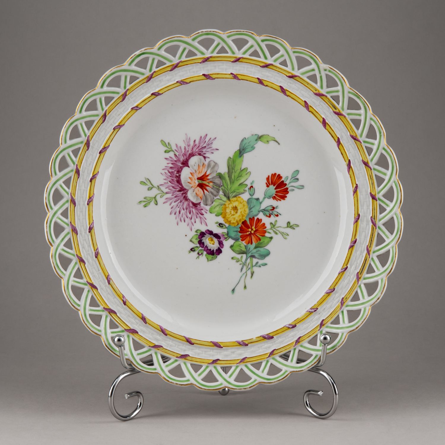 (Екатерина II) Тарелка из «Вседневного» сервиза с ажурным бортом.
Россия, Императорский фарфоровый завод, середина 1760-х – 1796 годы.