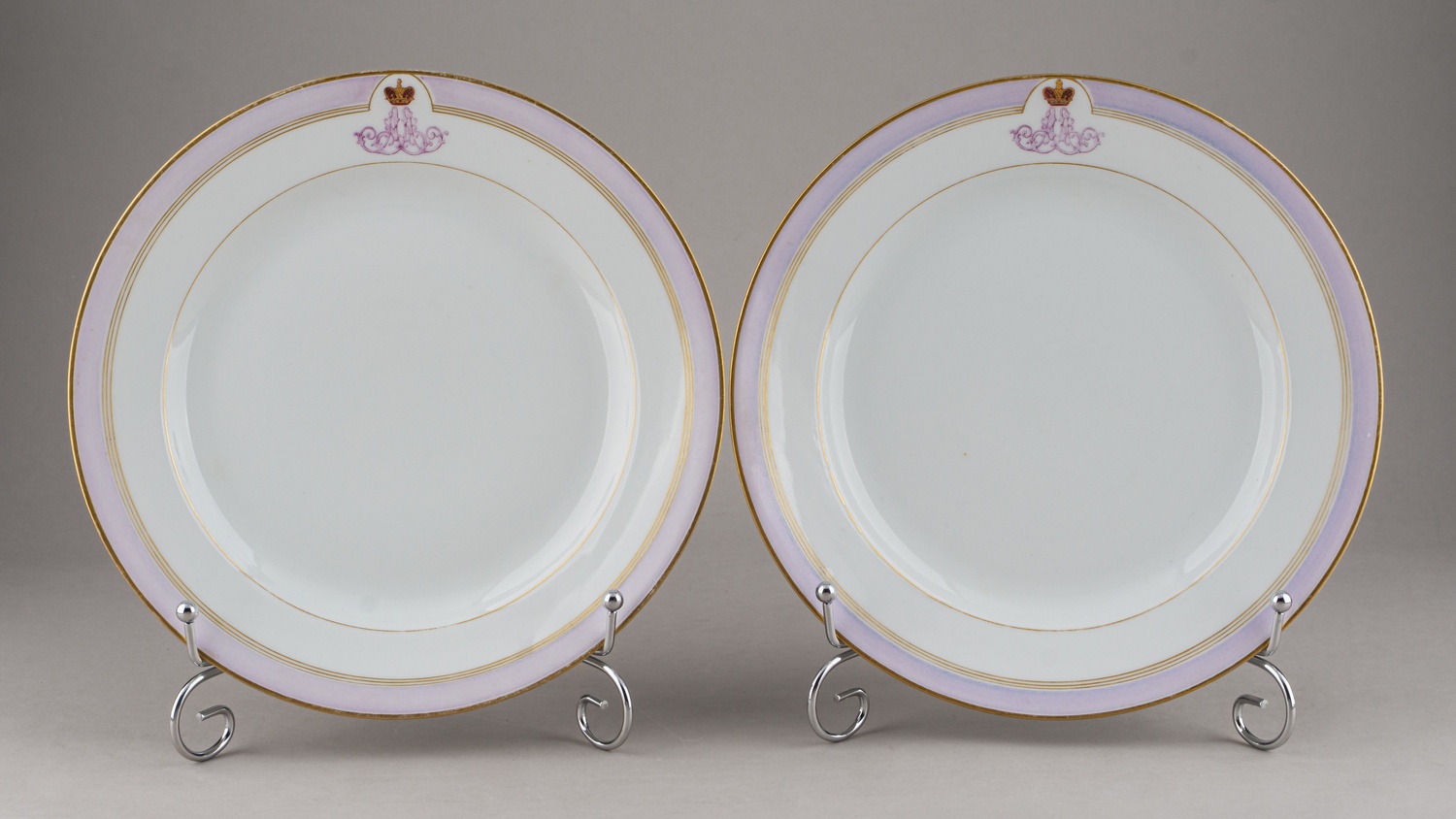 (Из Аничкова дворца. Александр III.)Пара тарелок сервиза великого князя Александра Александровича с сиреневым и золотым бордюром и вензелем «АА» под императорской короной.  
Россия, Императорский фарфоровый завод, 1909.