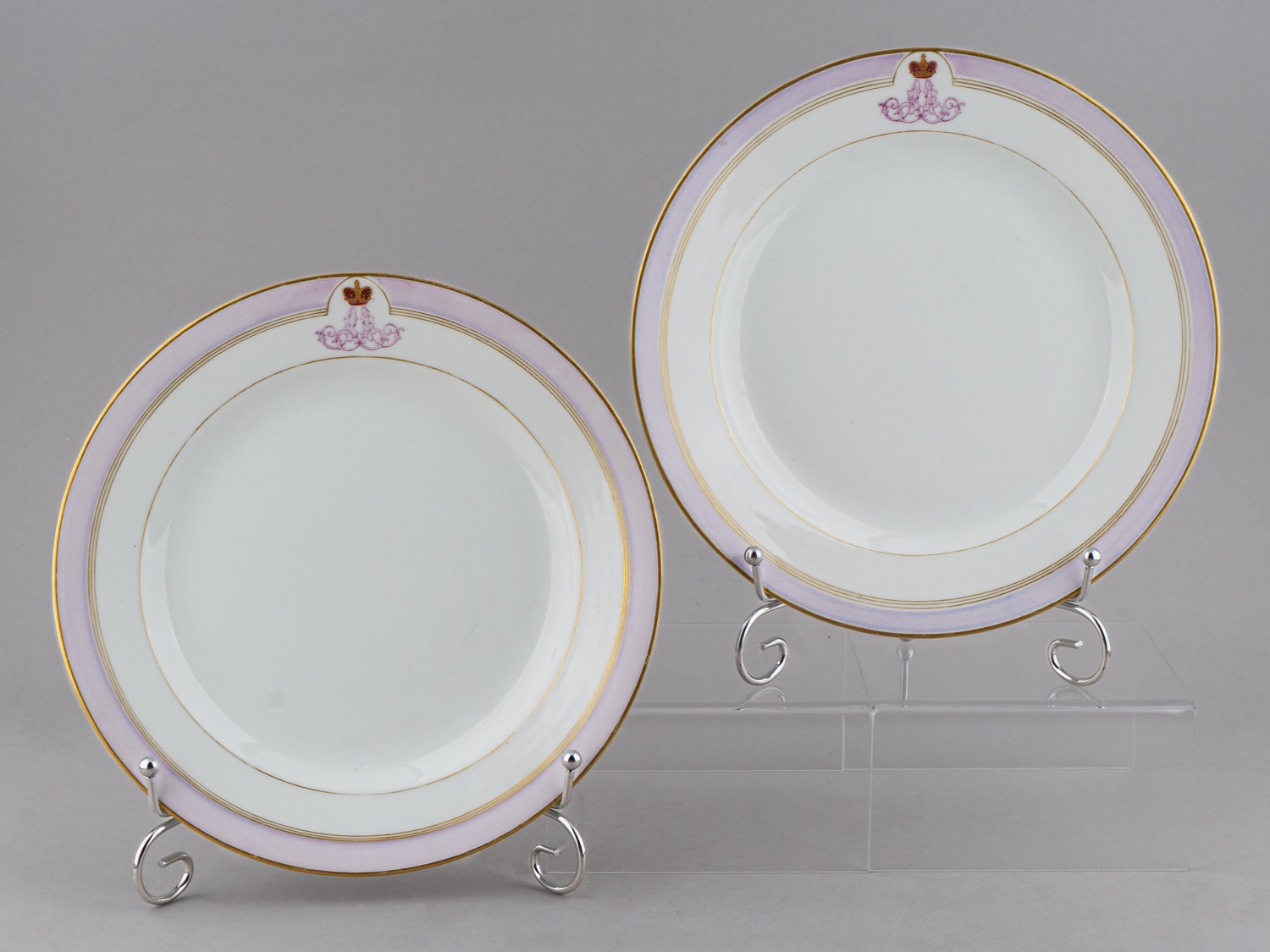 (Из Аничкова дворца. Александр III.) Пара тарелок сервиза великого князя Александра Александровича с сиреневым и золотым бордюром и вензелем «АА» под императорской короной. 
Россия, Императорский фарфоровый завод, 1909.