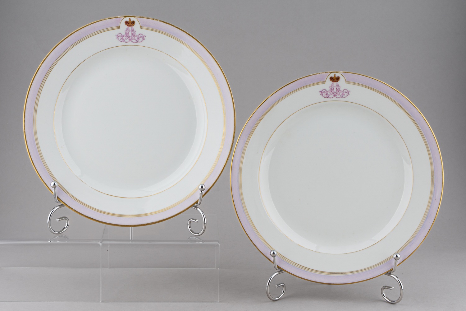 (Из Аничкова дворца. Александр III.) Пара тарелок сервиза великого князя Александра Александровича с сиреневым и золотым бордюром и вензелем «АА» под императорской короной. 
Россия, Императорский фарфоровый завод, 1909.