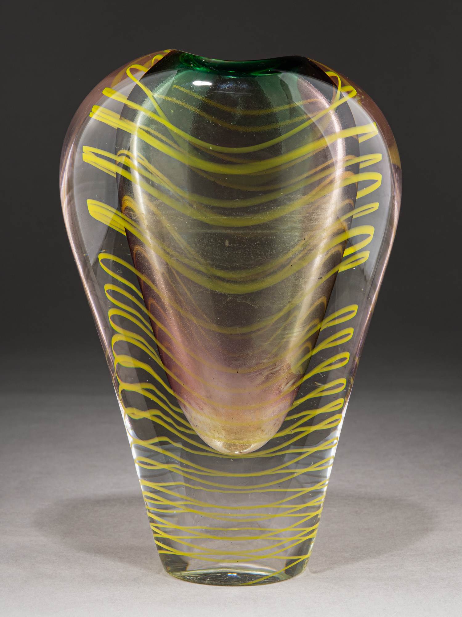 Ваза цветного стекла.
Чехословакия, г. Нови-Бор, компания «Кристалекс» (Crystalex), дизайн – Иво Розыпал, 1970-е годы.