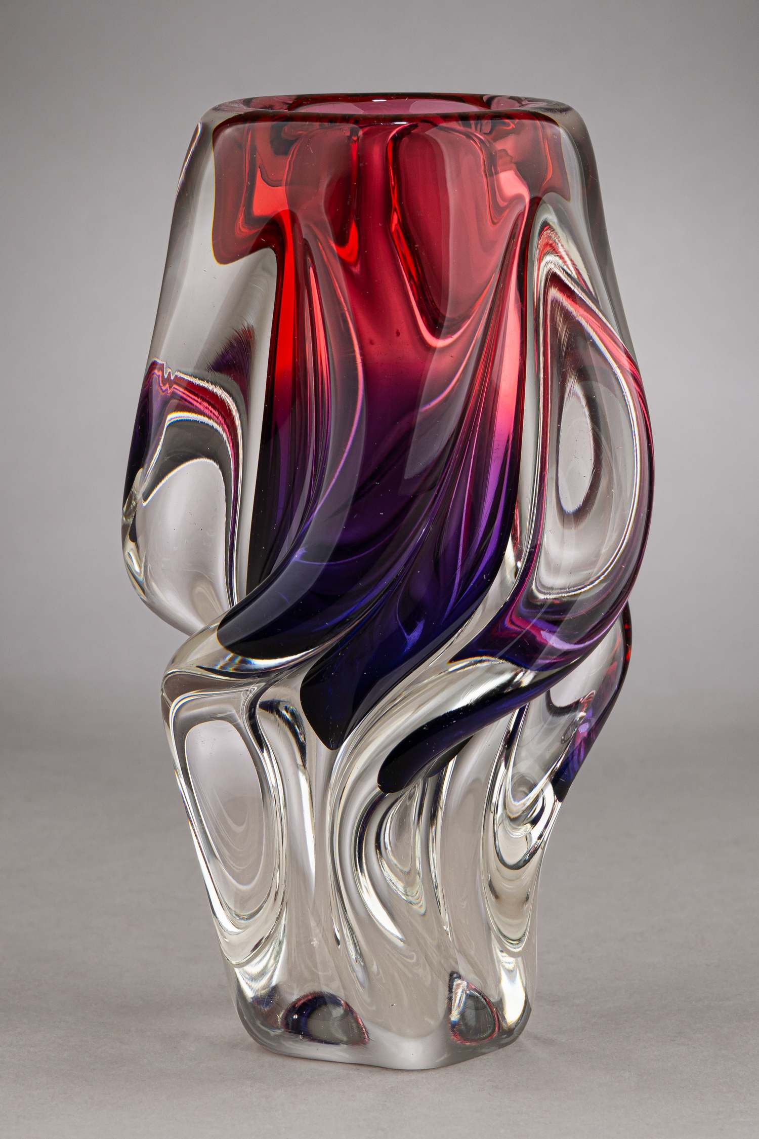 Ваза в гутной технике.
Чехословакия, Богемия, стекольный завод Chribska, автор дизайна Йозеф Господка, 1960-1970-е годы.