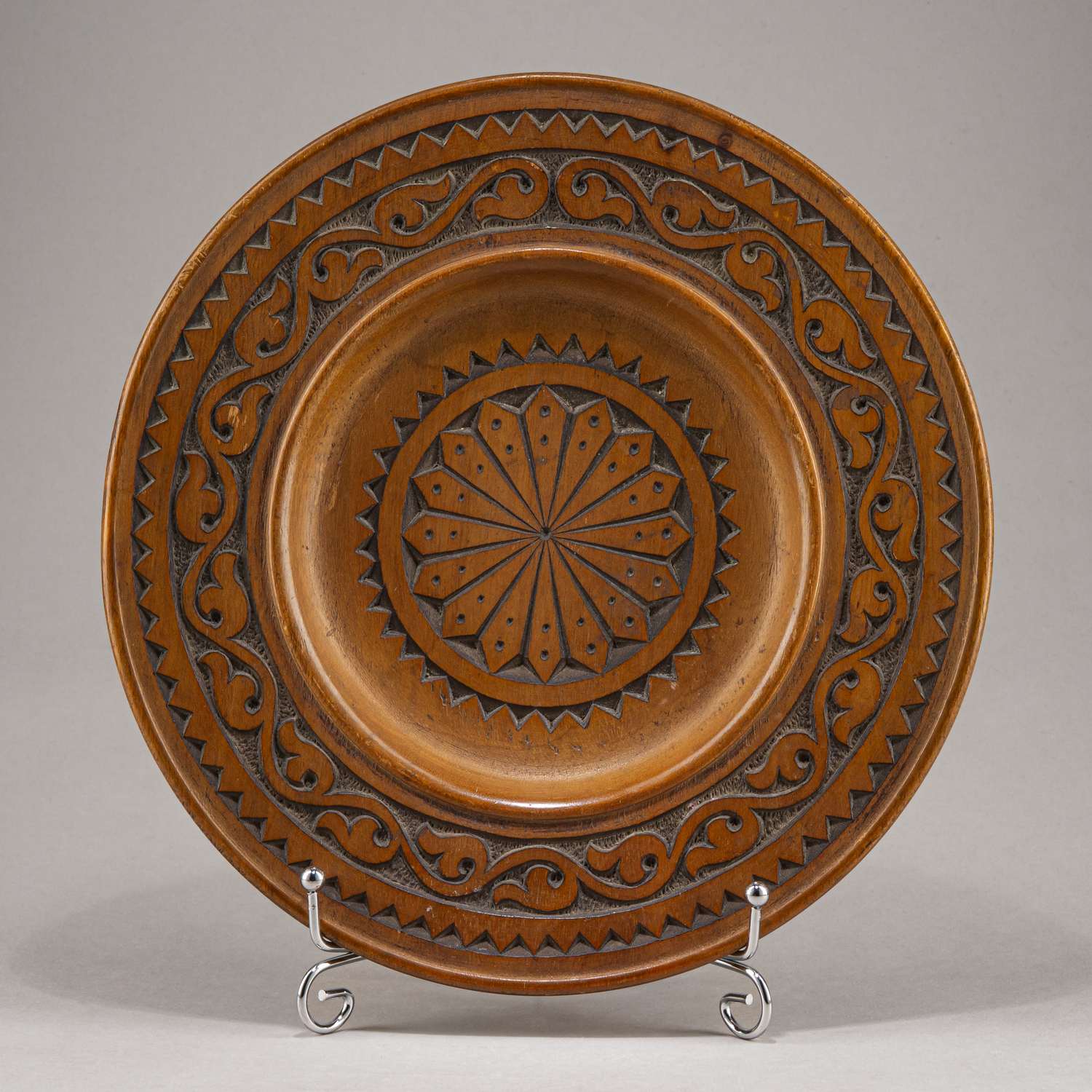 (Абрамцево) Резная тарелка в русском стиле.
Россия, мастерские Абрамцева, художник-резчик Н. Тихонов, начало ХХ века.