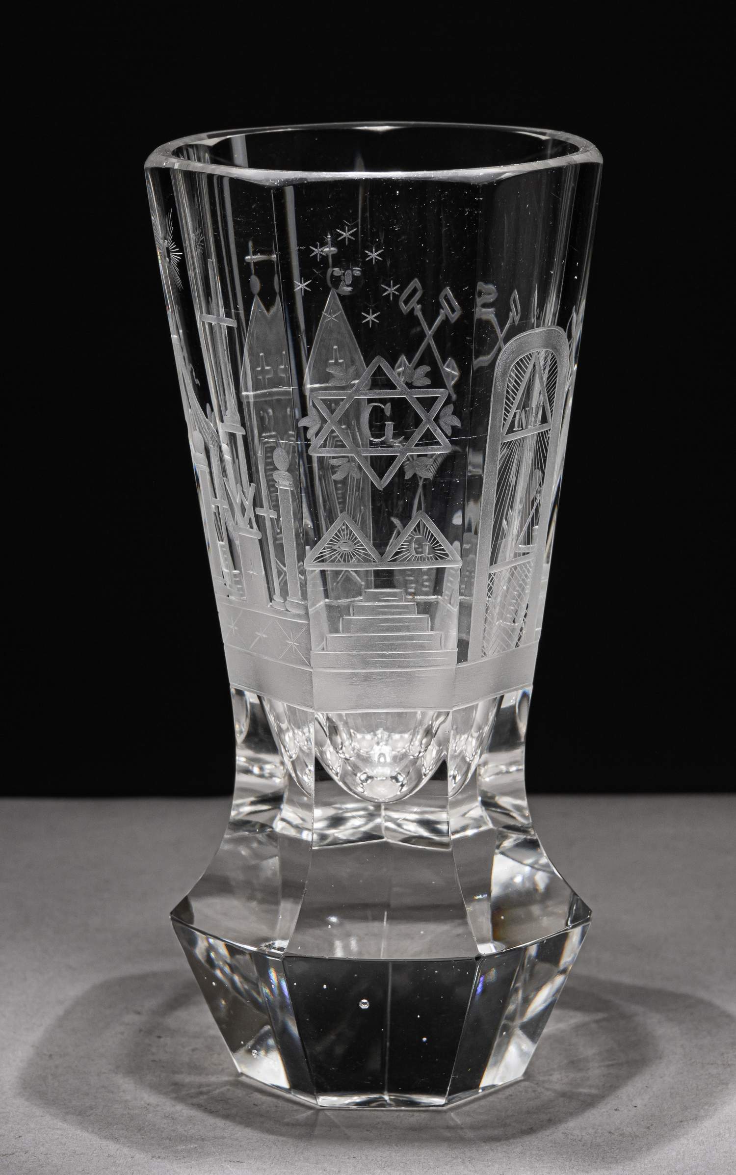 Ритуальный стакан с масонскими символами.
Европа, середина XIX века.