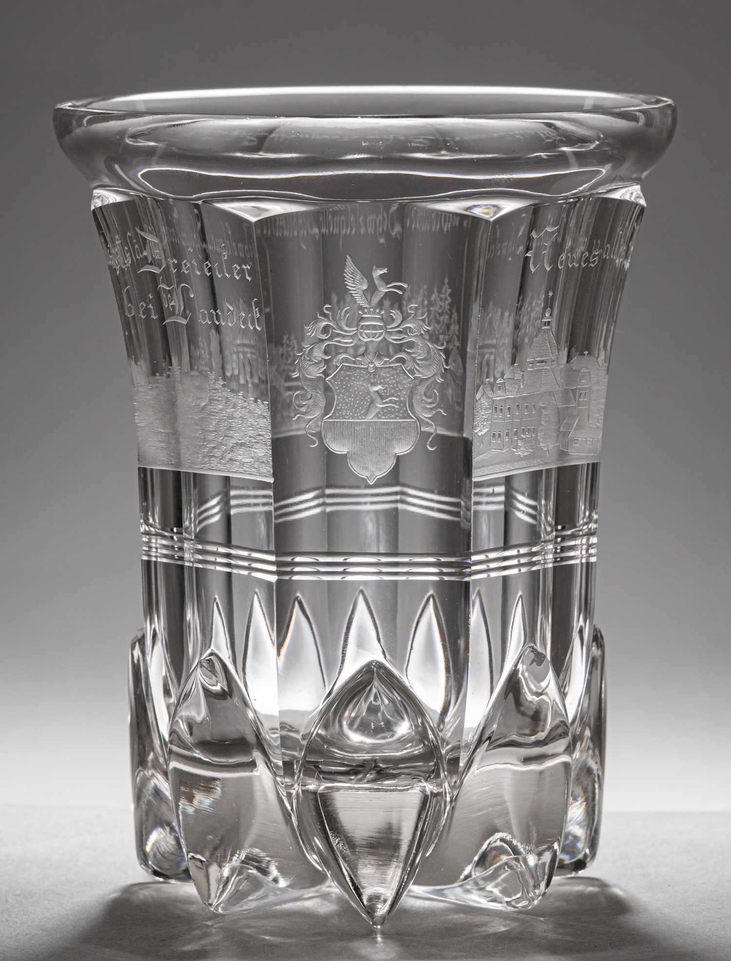 Стакан с изображением немецкого дворянского герба и достопримечательностей.  Австро-Венгрия, начало XIX века.