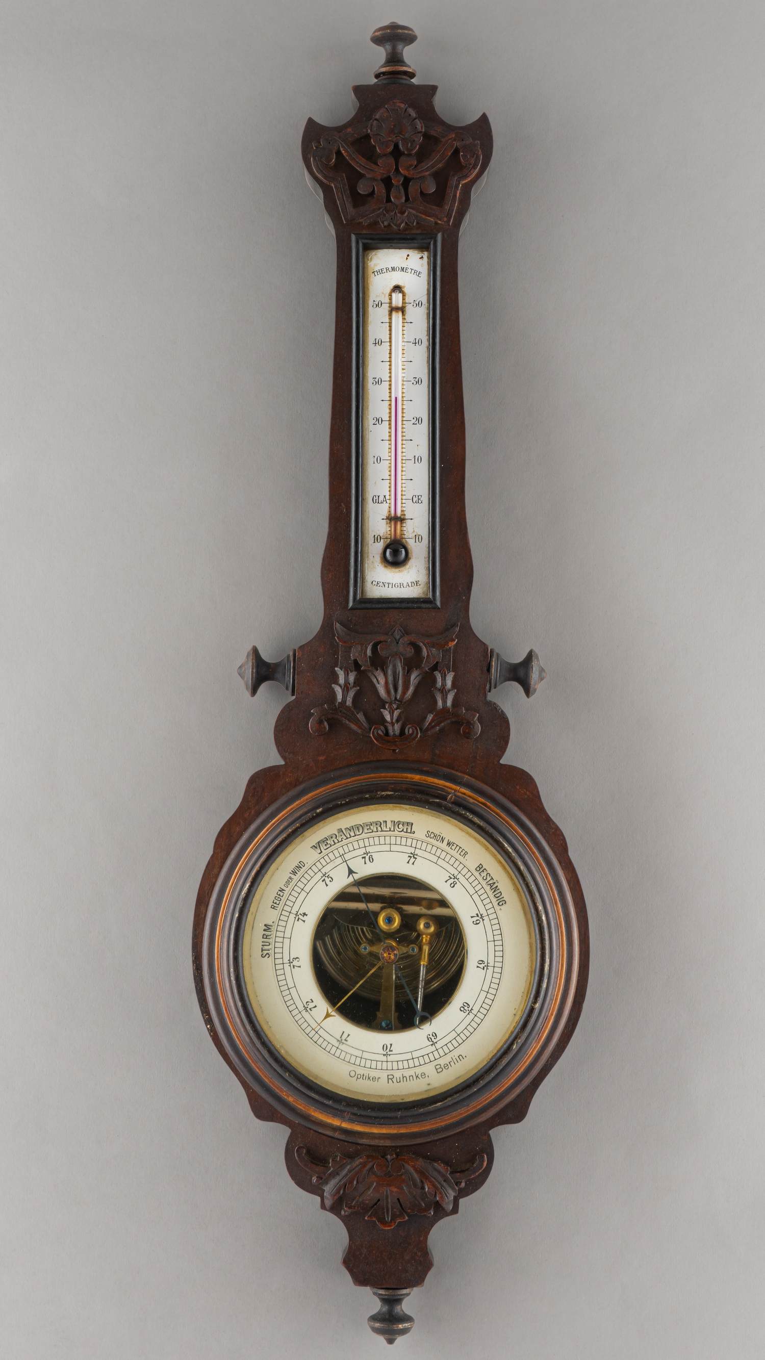 Настенная метеостанция с термометром и барометром. Германия, Берлин, фирма Optiker Ruhnke, 1930-е годы.