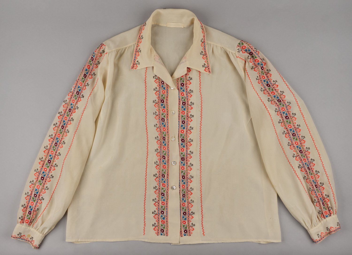 Шёлковая рубашка с вышивкой. 1950-е.