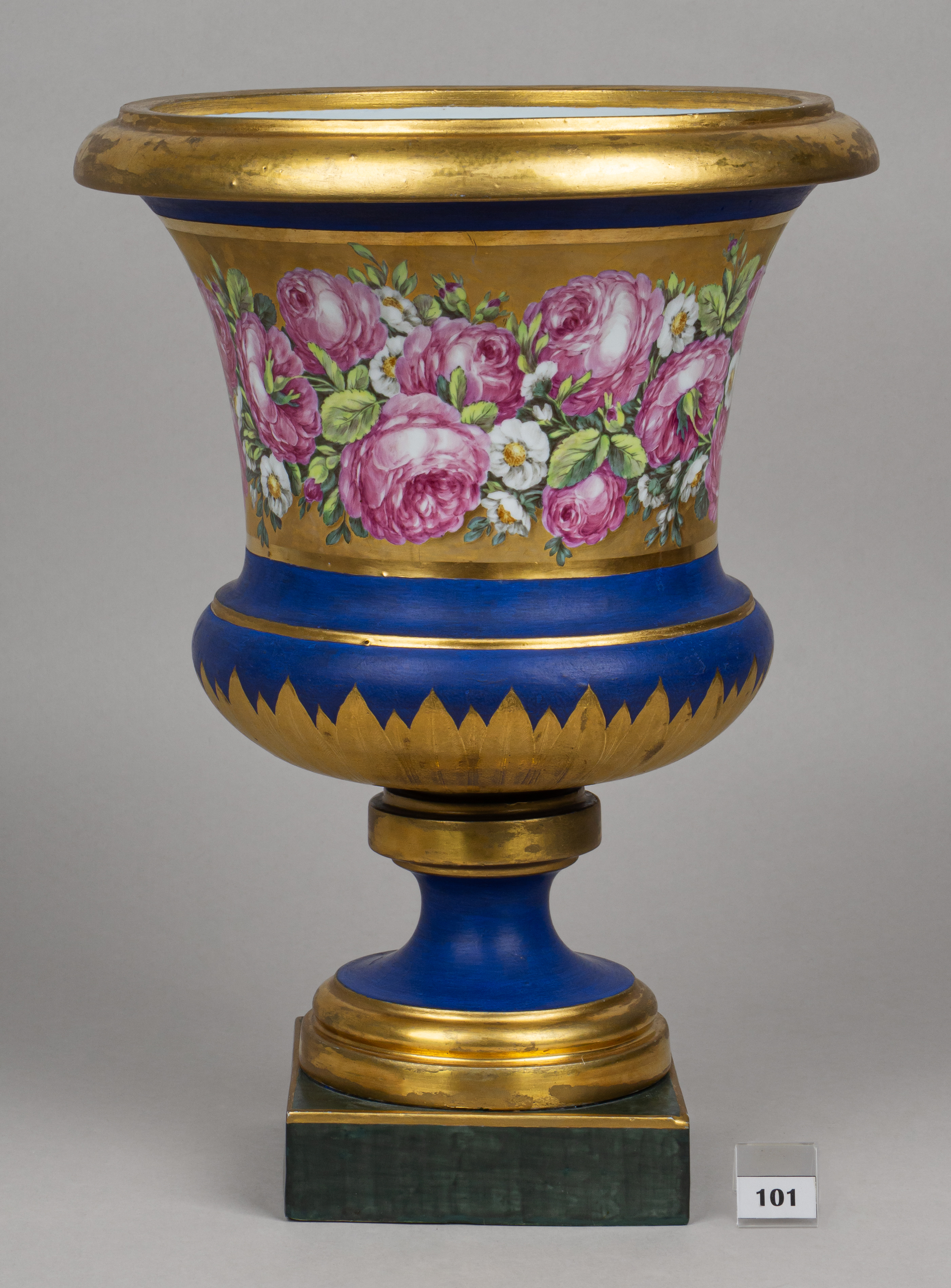 (ИФЗ. С экспертизой Н.С. Петровой). 
Ваза с изображениями гирлянд из пурпурных роз и белого шиповника на золотом фоне. 
Россия, Императорский фарфоровый завод, роспись - П. Фриденталь, 1800.