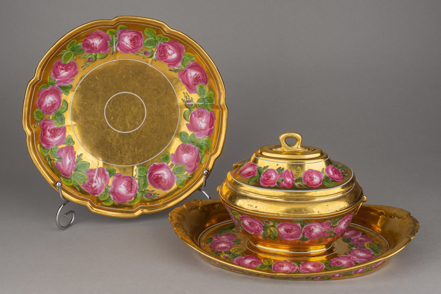 (ИФЗ. С экспертизой Н.С. Петровой) Сахарница с крышкой на поддоне и тарелка из сервиза с изображением роз.
Россия, Императорский фарфоровый завод, скульптор-формовщик – Ф. Дегтярев, автор росписи – П. Фриденталь, конец 1790-х годов.