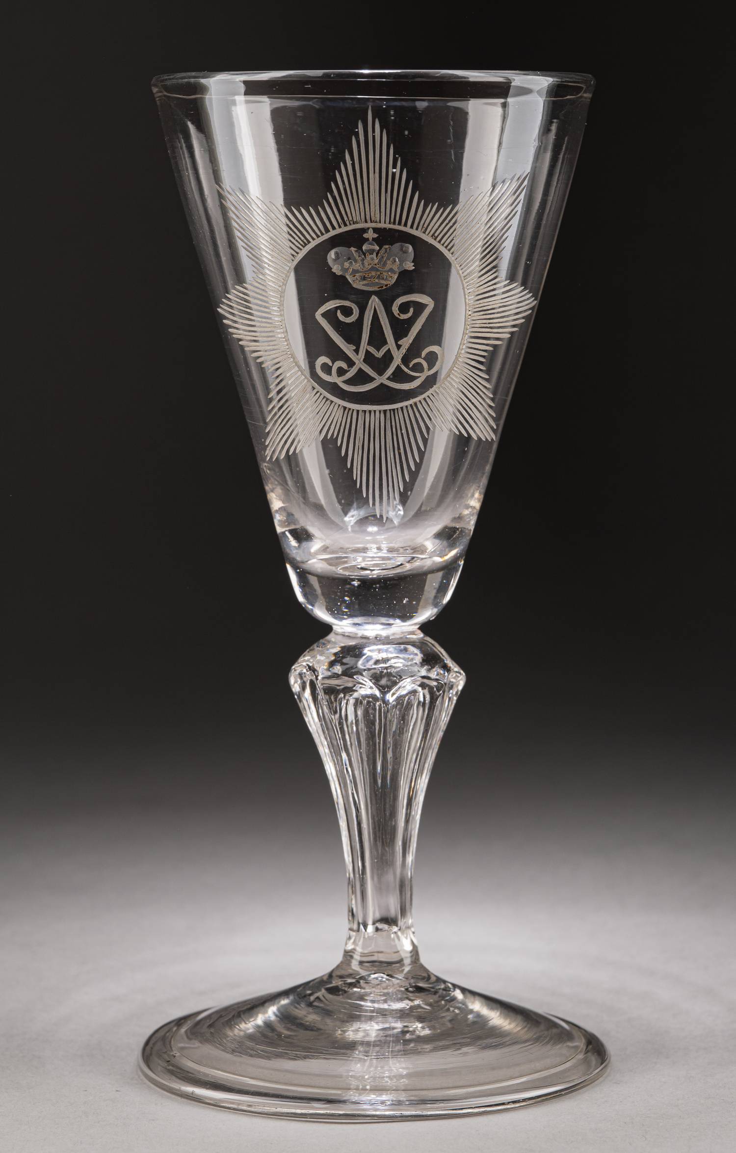 Кубок с вензелем императрицы Анны Иоанновны. Россия, Санкт-Петербург, Ямбургский стеклянный завод. 1730-е годы.